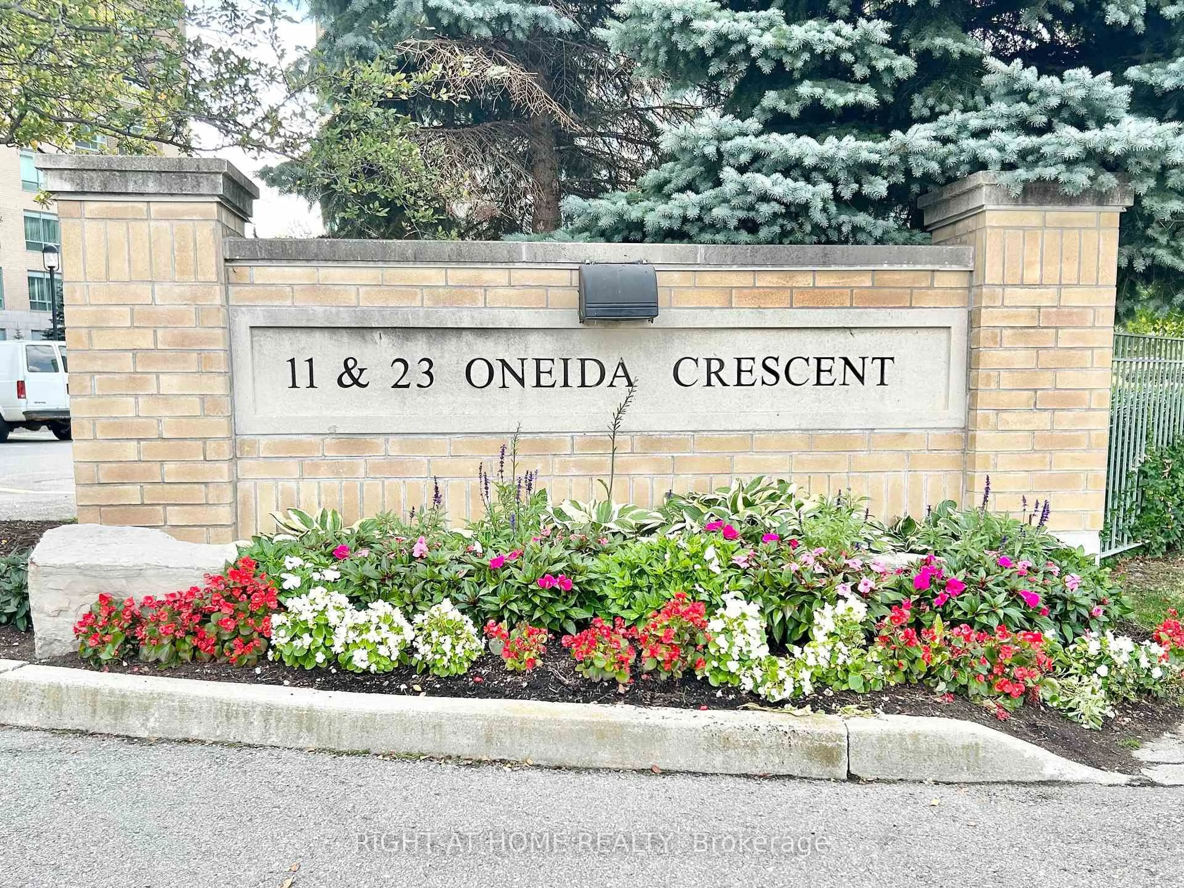 Indoor entryway for 11 Oneida Cres #310, Richmond Hill Ontario L4B 0A1