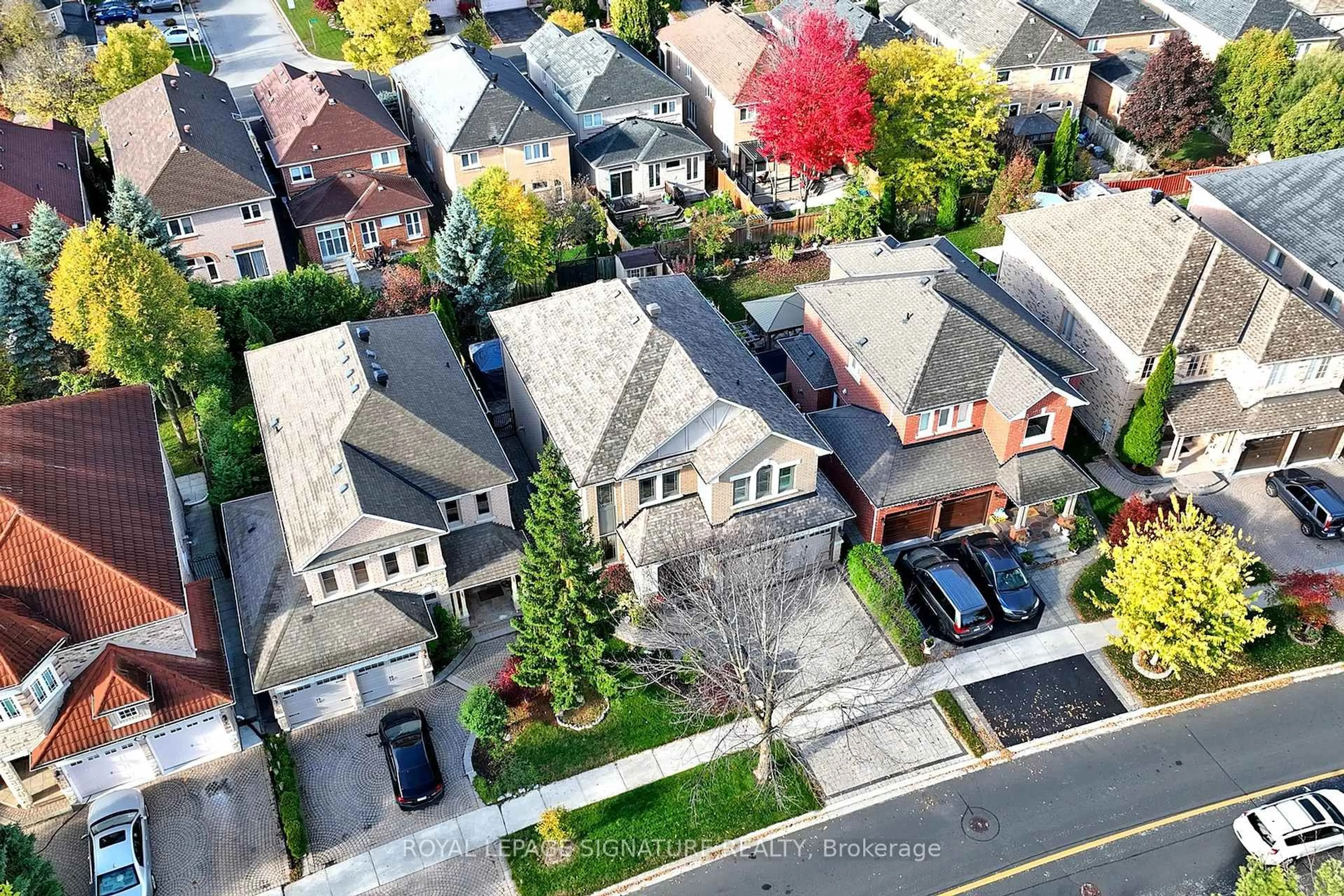 A pic from outside/outdoor area/front of a property/back of a property/a pic from drone, street for 62 Legacy Dr, Markham Ontario L3S 4B6