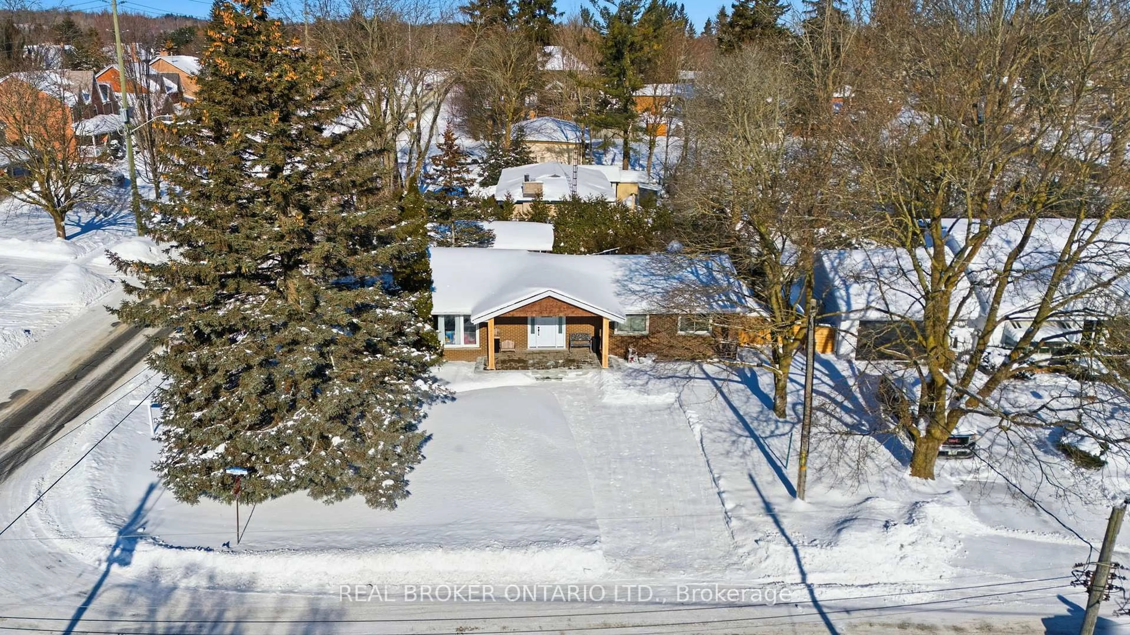 A pic from outside/outdoor area/front of a property/back of a property/a pic from drone, street for 241 Maple St, Uxbridge Ontario L9P 1A8