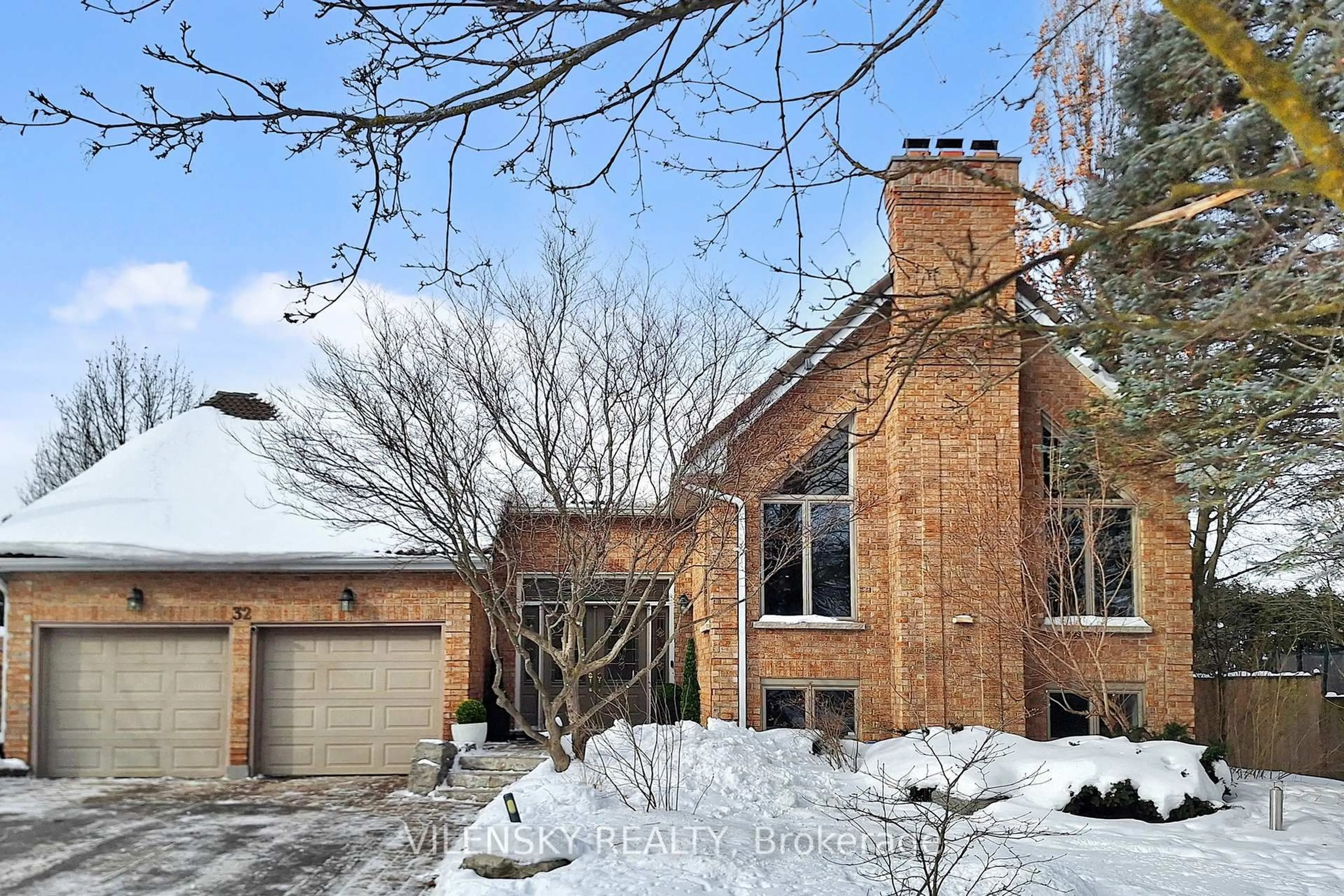 Home with brick exterior material, street for 32 Whitfield Crt, Aurora Ontario L4G 5L7
