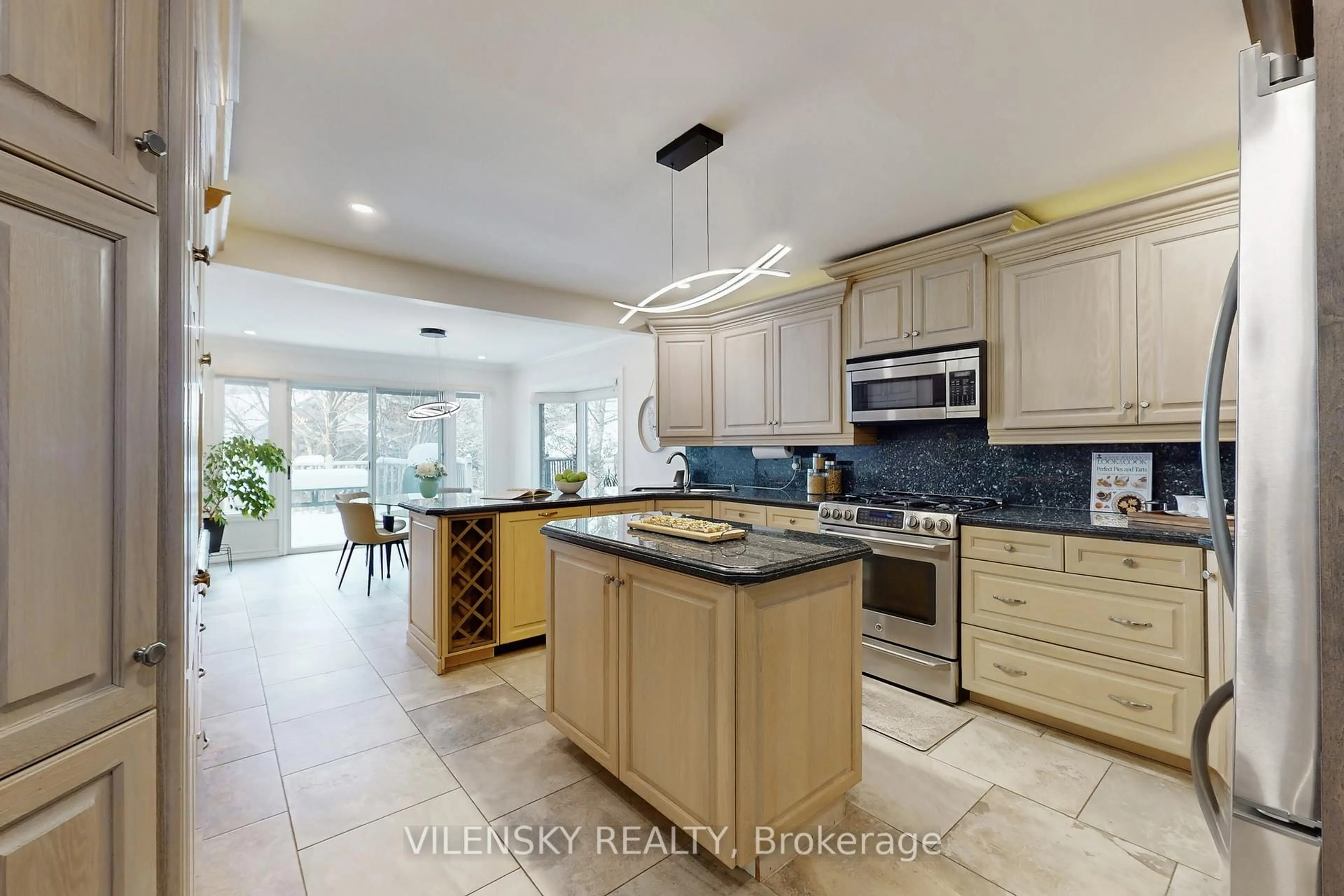 Open concept kitchen, ceramic/tile floor for 32 Whitfield Crt, Aurora Ontario L4G 5L7