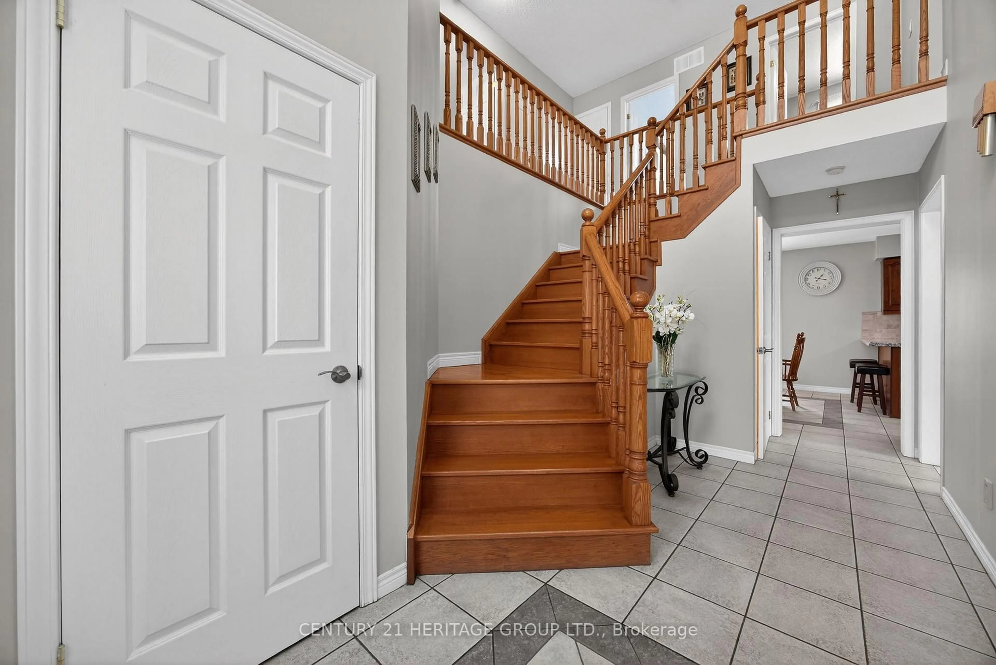 Indoor entryway for 306 Simcoe Rd, Bradford West Gwillimbury Ontario L3Z 1Y9