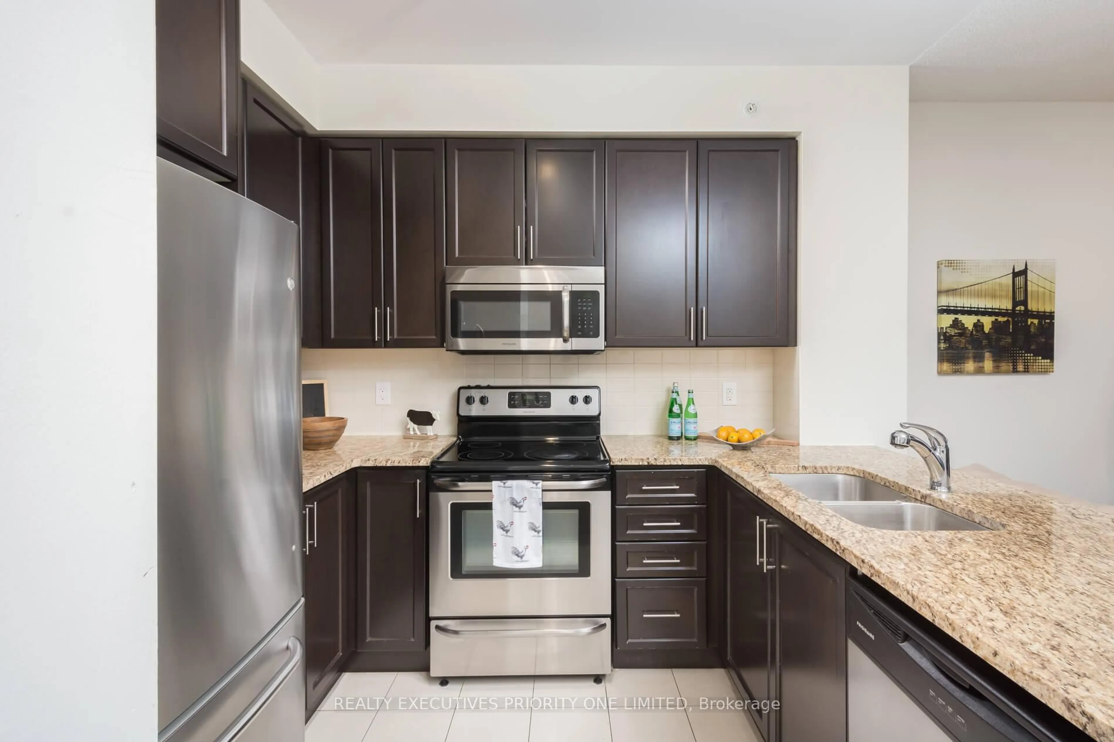 Standard kitchen, ceramic/tile floor for 9255 Jane St #614, Vaughan Ontario L6A 0K1