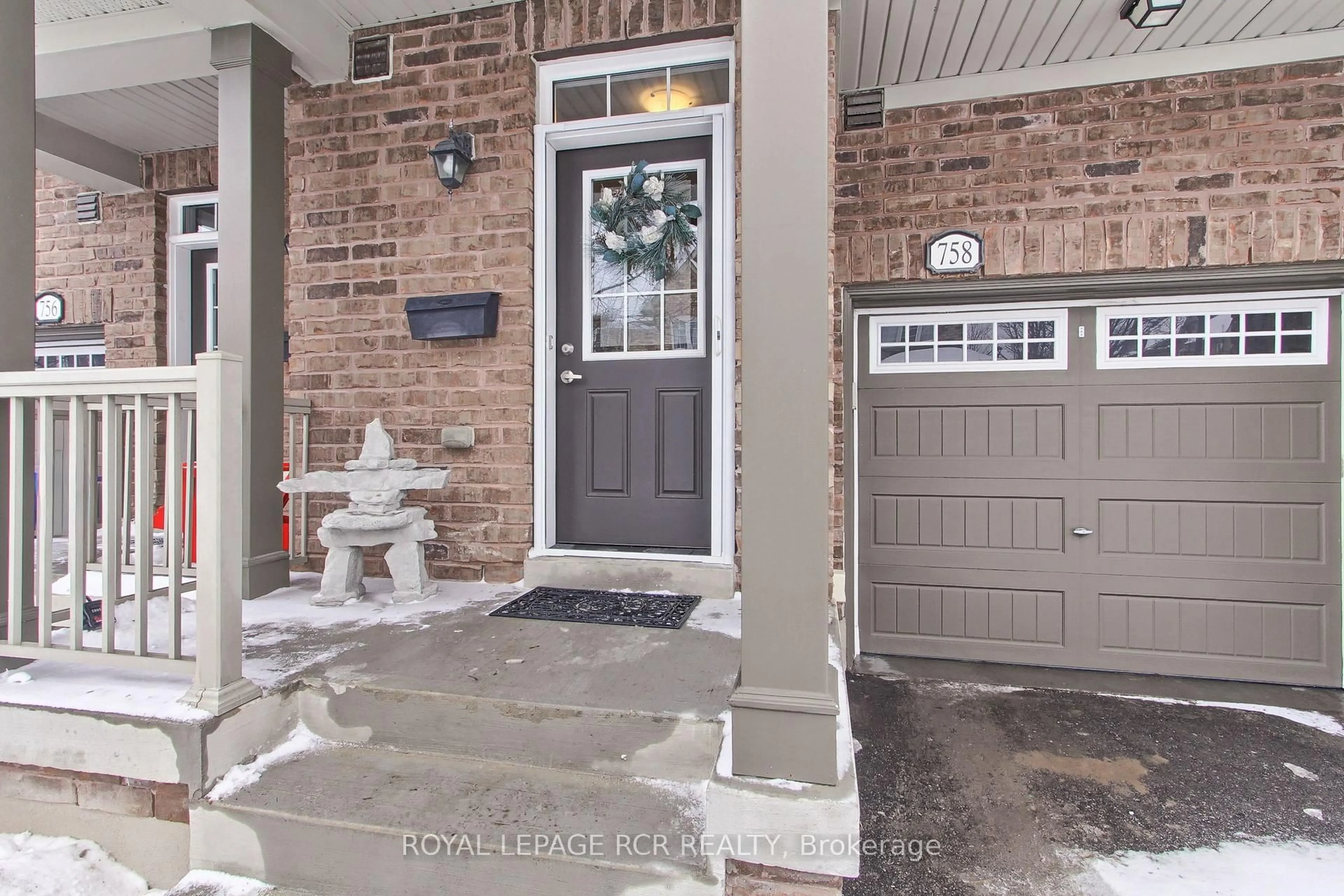 Indoor entryway for 758 Wendy Culbert Cres, Newmarket Ontario L3X 0A3