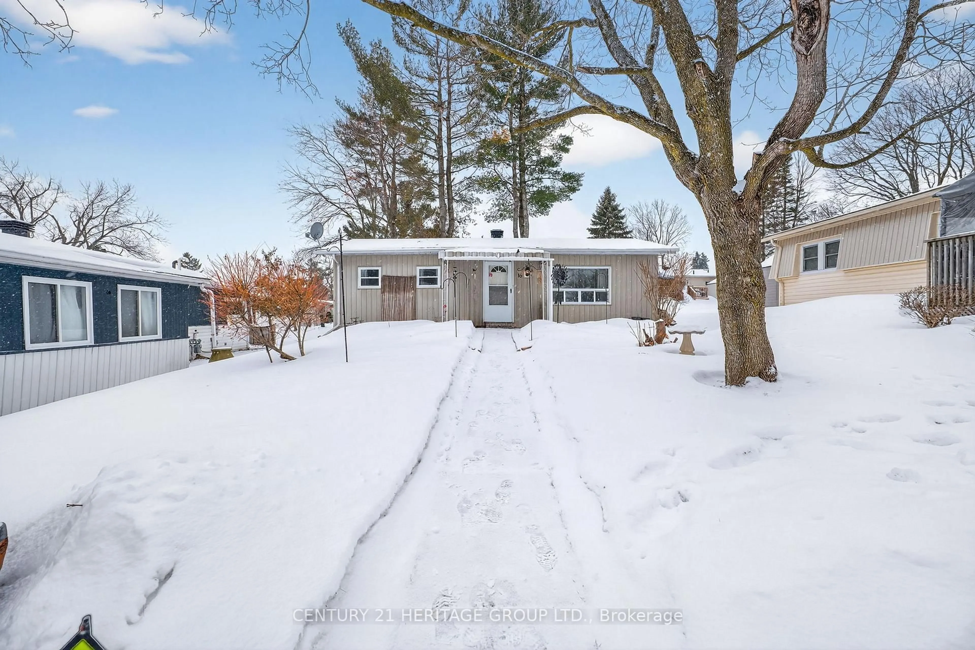 A pic from outside/outdoor area/front of a property/back of a property/a pic from drone, street for 16 Mimosa Cres, Innisfil Ontario L9S 1R1