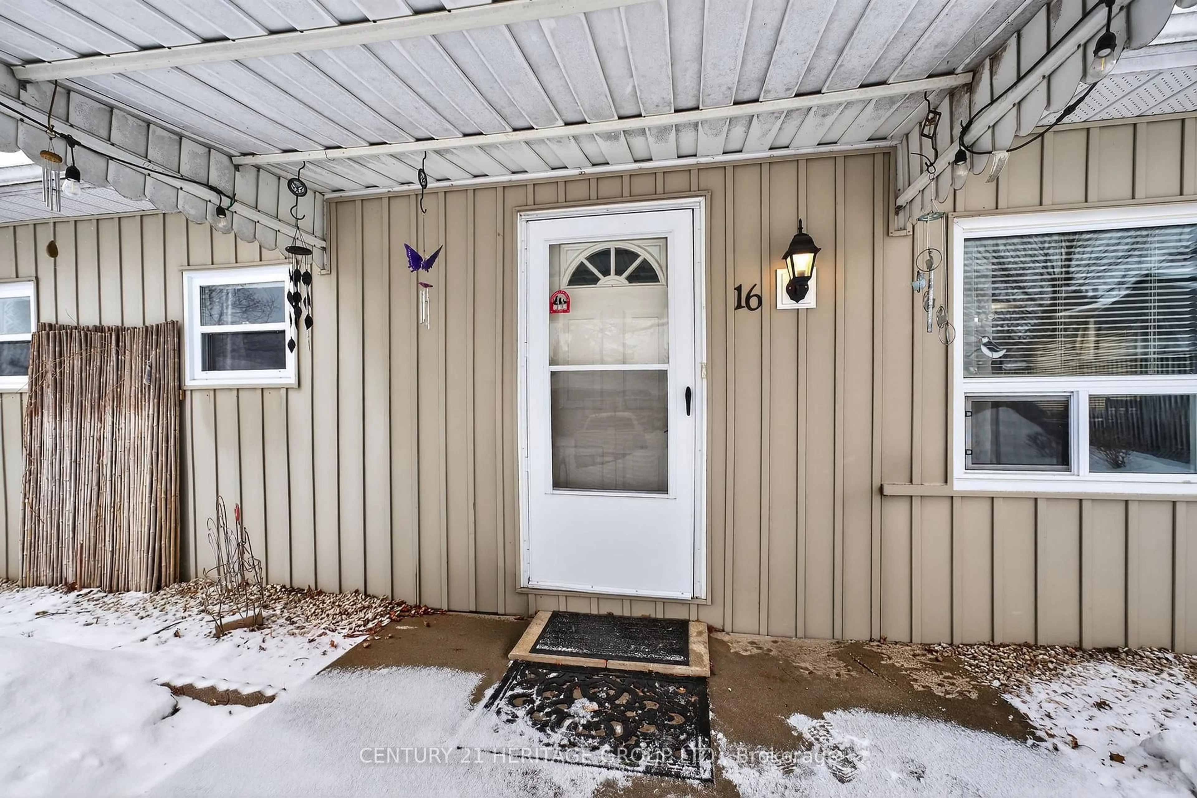 Indoor entryway for 16 Mimosa Cres, Innisfil Ontario L9S 1R1