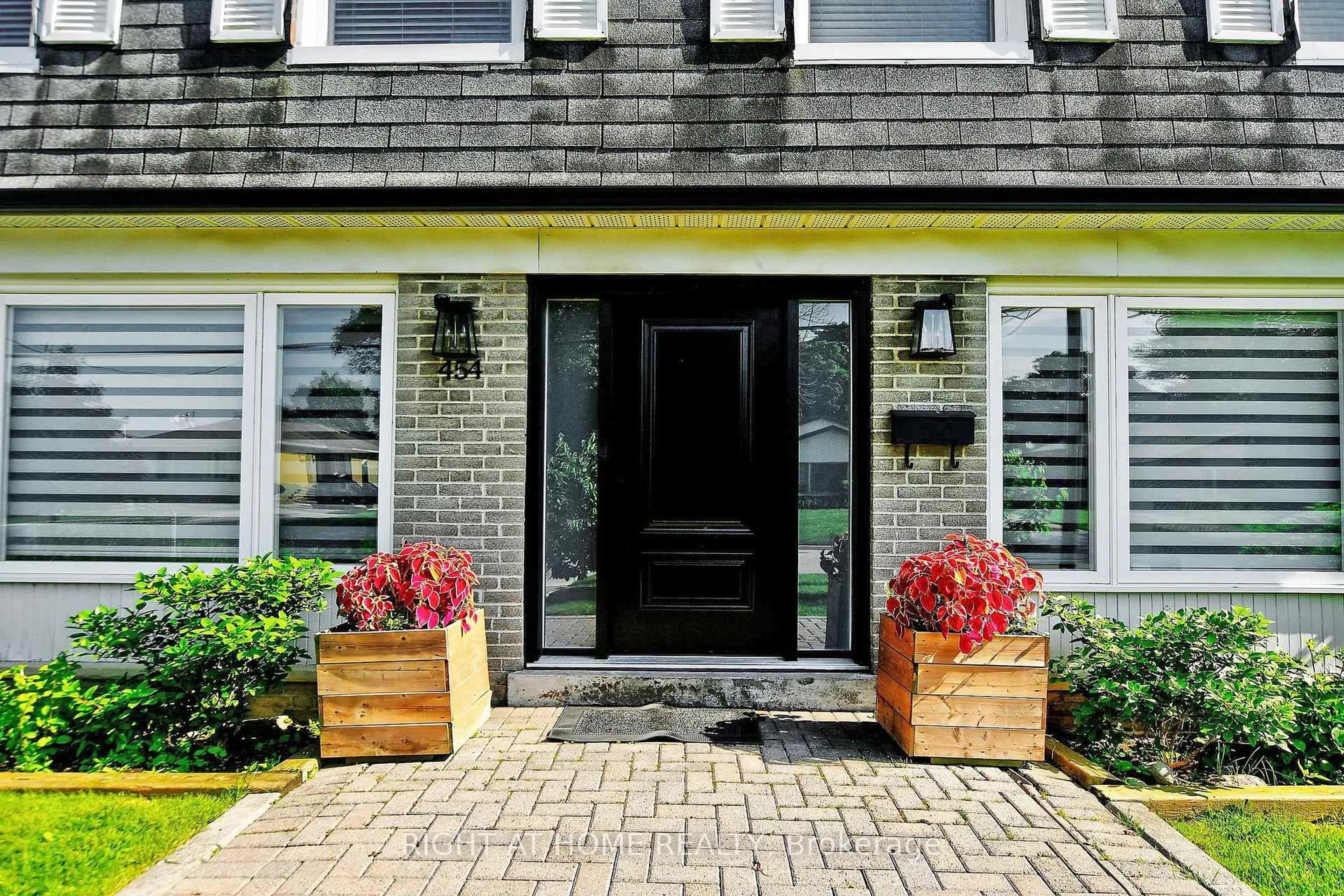 Indoor entryway for 454 Alper St, Richmond Hill Ontario L4C 2Z6