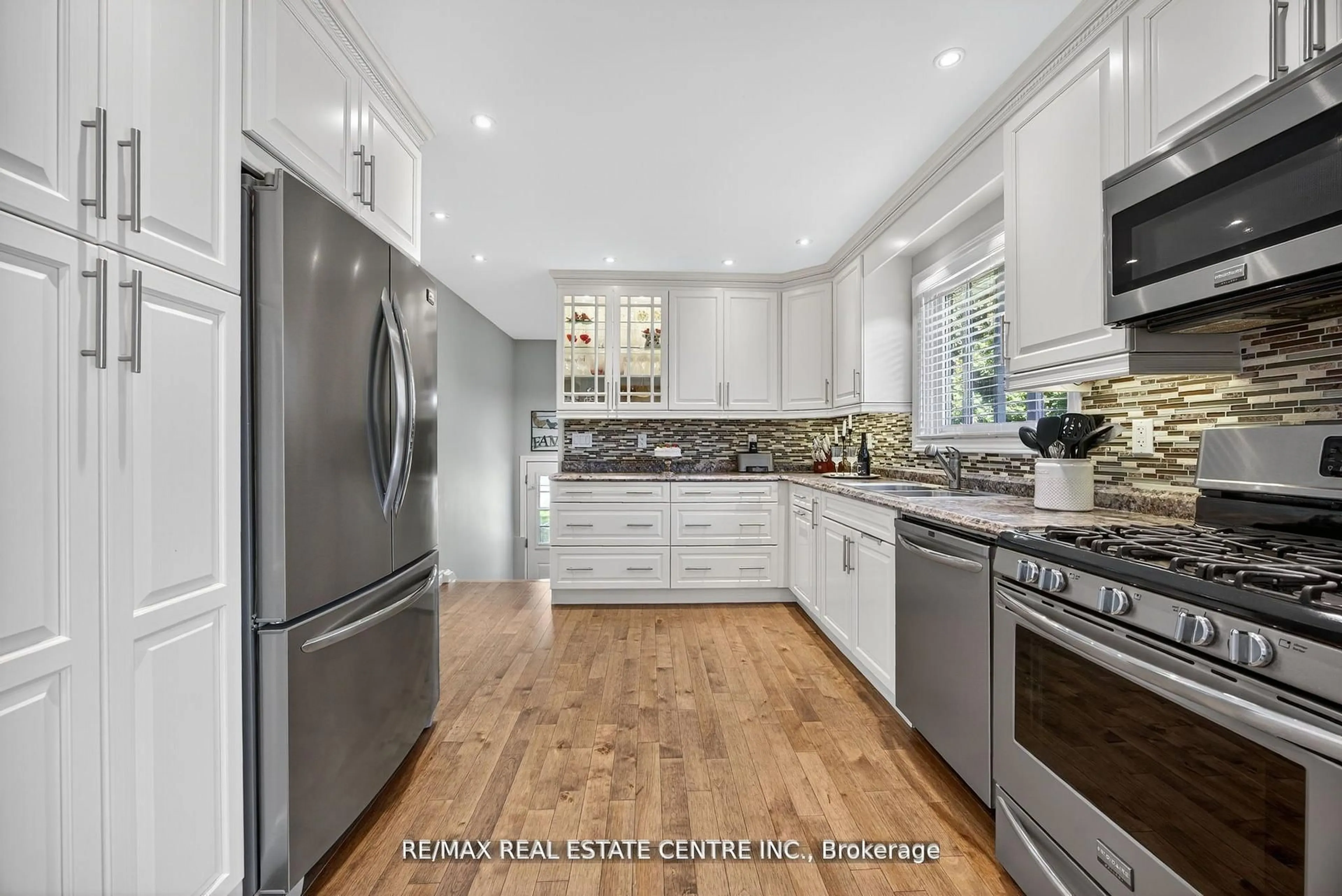 Open concept kitchen, unknown for 3047 Sandy Cove Dr, Innisfil Ontario L9S 2K1