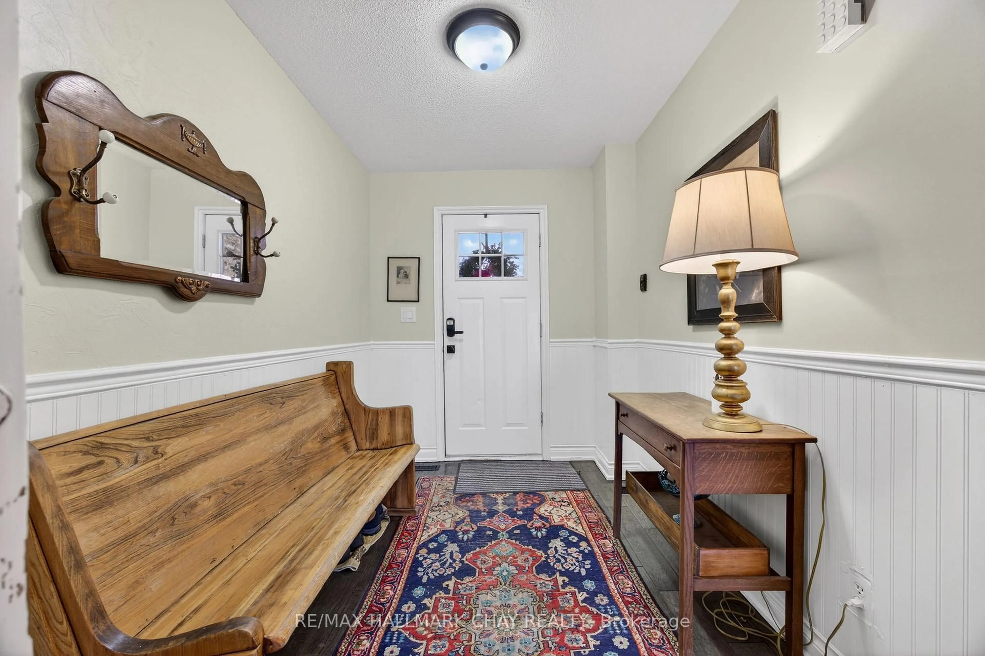 Indoor entryway for 163 Huron Heights Dr, Newmarket Ontario L3Y 4Z6