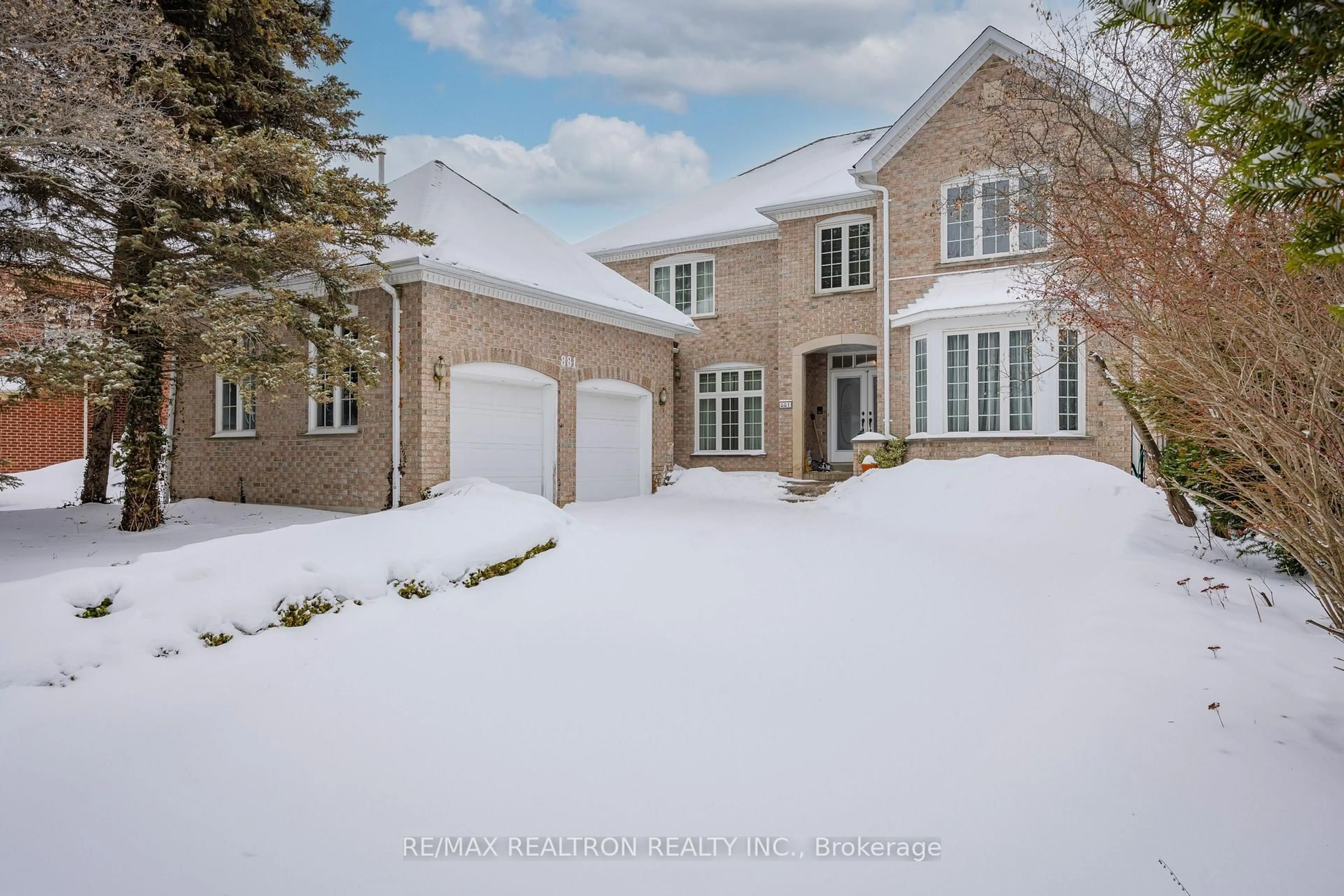 A pic from outside/outdoor area/front of a property/back of a property/a pic from drone, street for 881 Lockwood Circ, Newmarket Ontario L3X 1L1