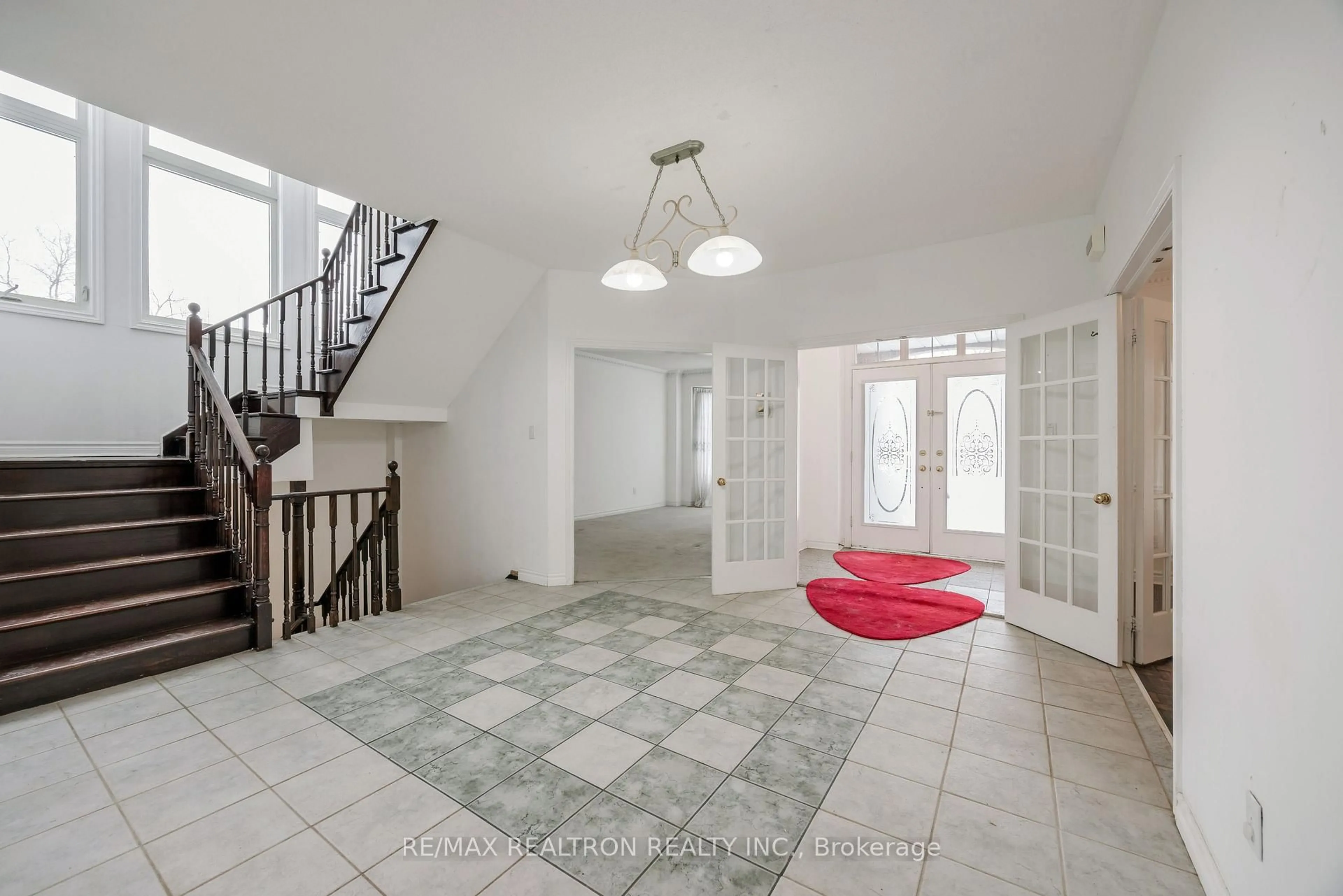 Indoor foyer for 881 Lockwood Circ, Newmarket Ontario L3X 1L1