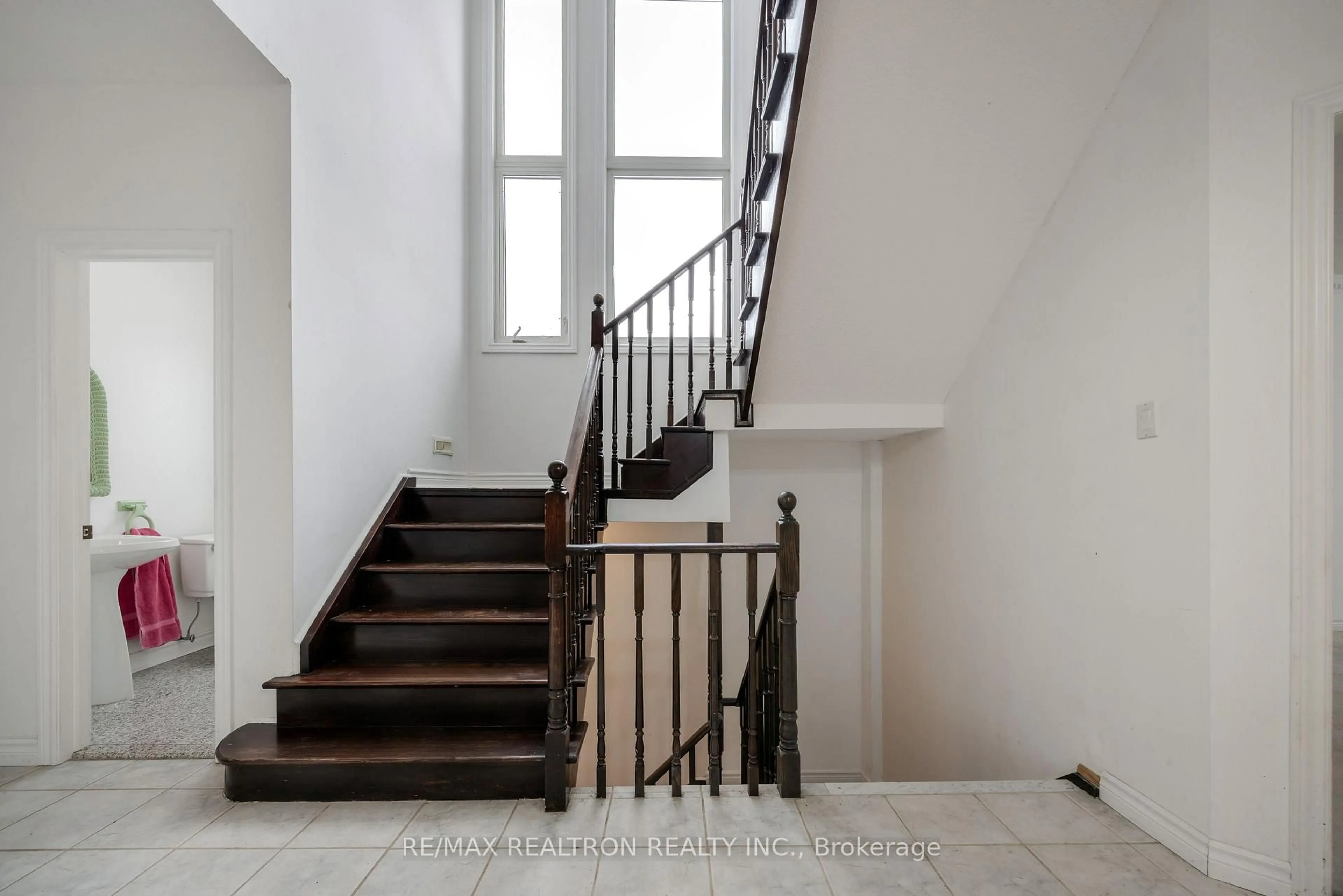 Stairs for 881 Lockwood Circ, Newmarket Ontario L3X 1L1