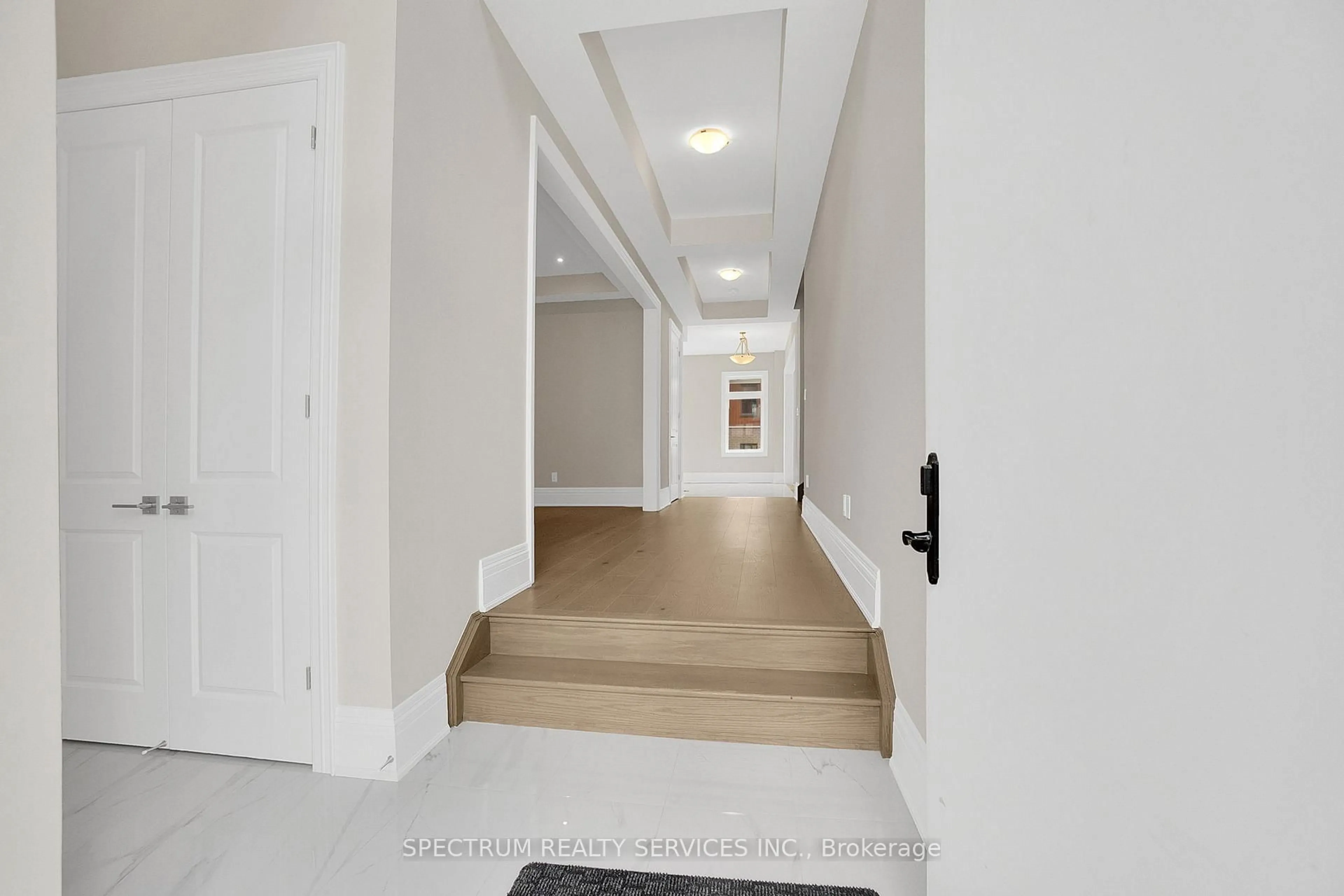 Indoor foyer for 7 Kingwood (LOT 9) Lane, Aurora Ontario L4G 6W4