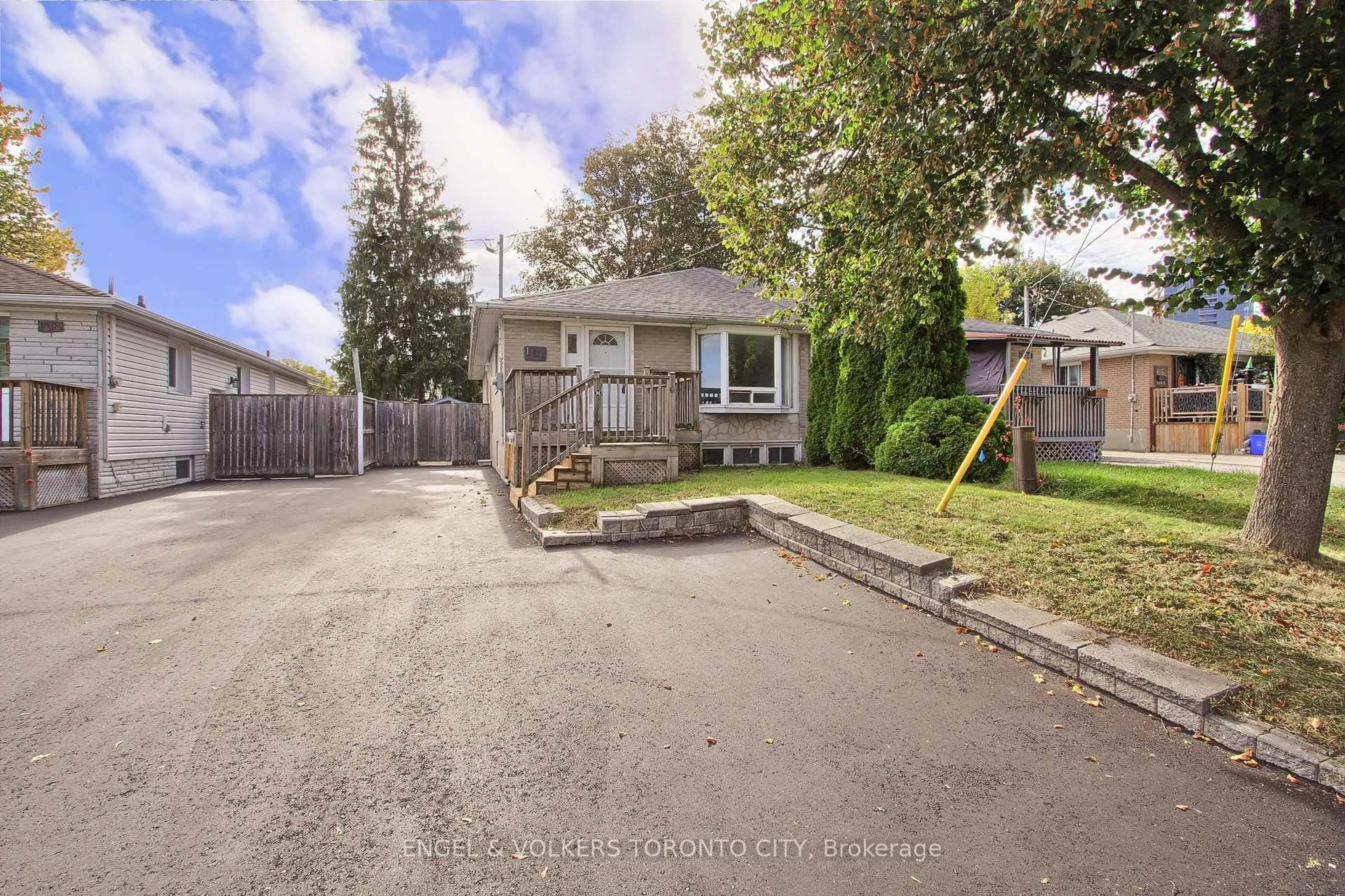 A pic from outside/outdoor area/front of a property/back of a property/a pic from drone, street for 106 Sheldon Ave, Newmarket Ontario L3Y 2L4