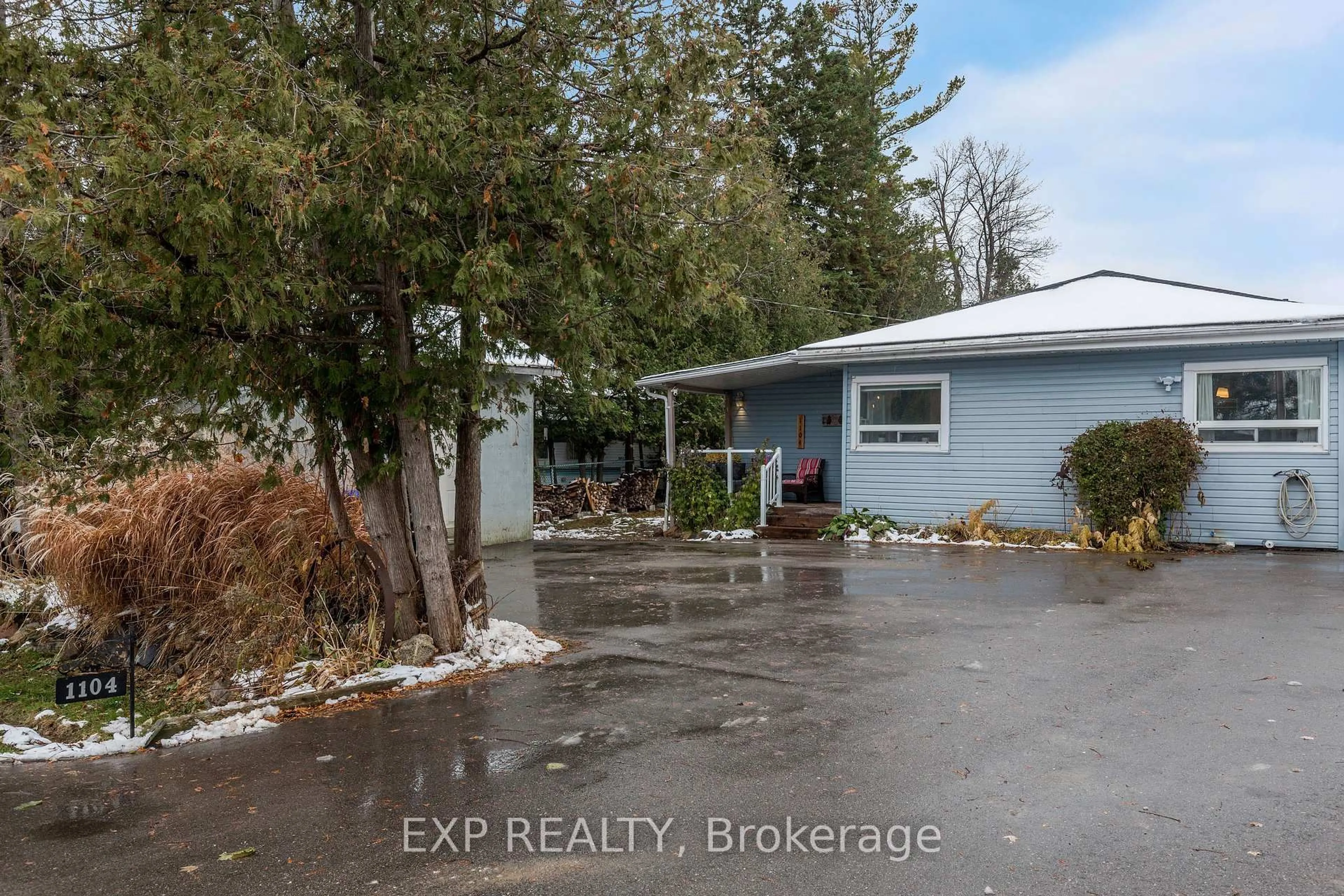 A pic from outside/outdoor area/front of a property/back of a property/a pic from drone, unknown for 1104 Ferrier Ave Ave, Innisfil Ontario L0L 1W0