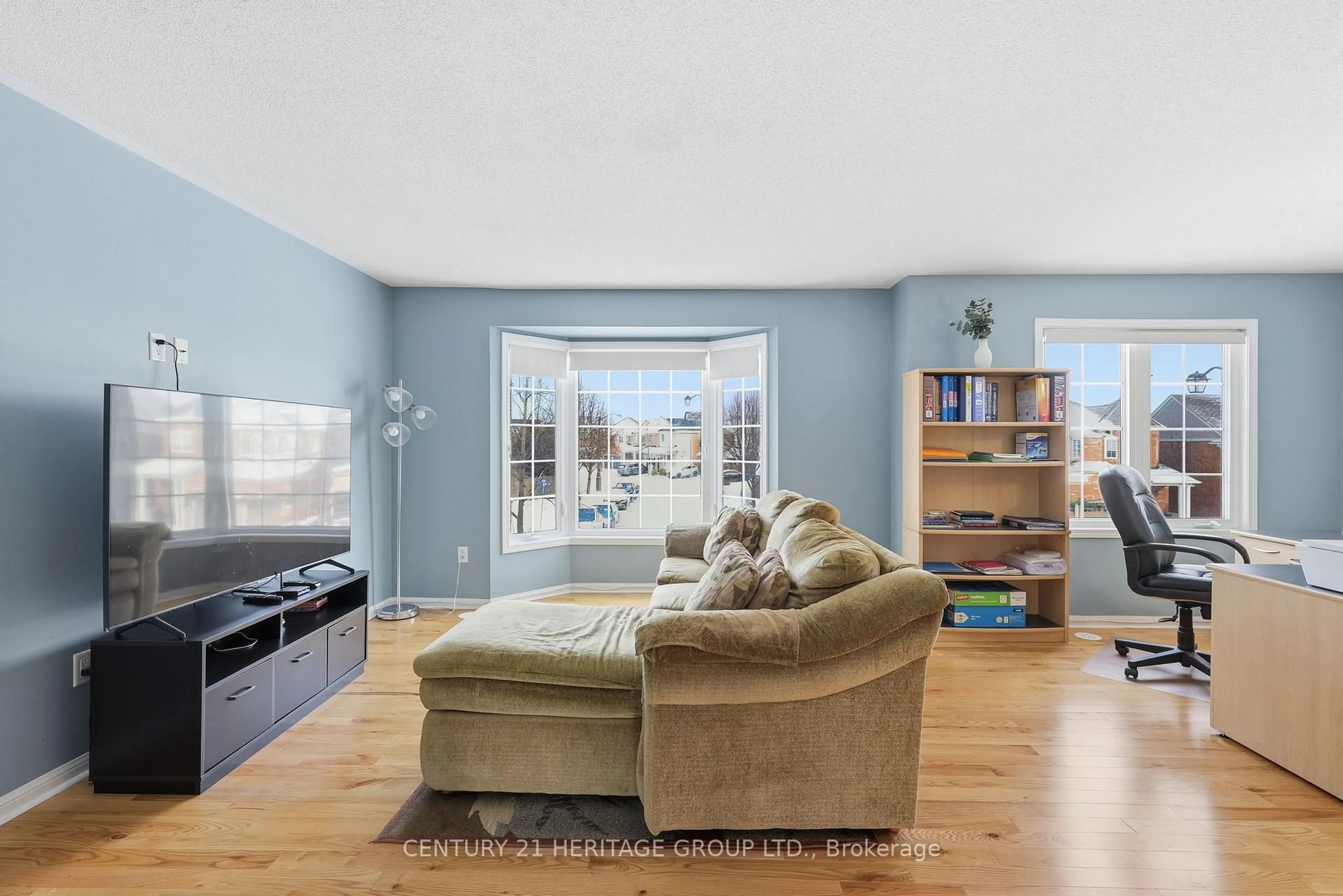 Living room with furniture, unknown for 40 Cliff Gunn Rd, Newmarket Ontario L3X 3J8