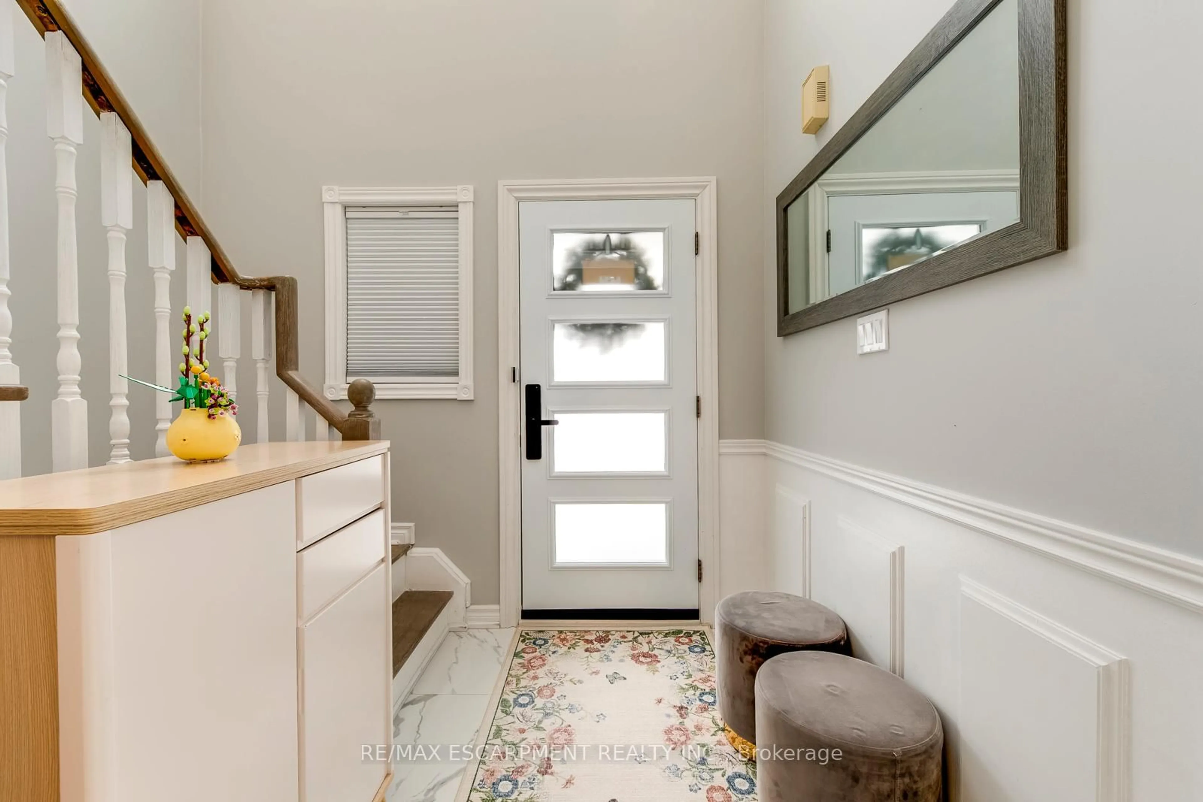 Indoor entryway for 80 Beaverbrook Cres, Vaughan Ontario L6A 3T3