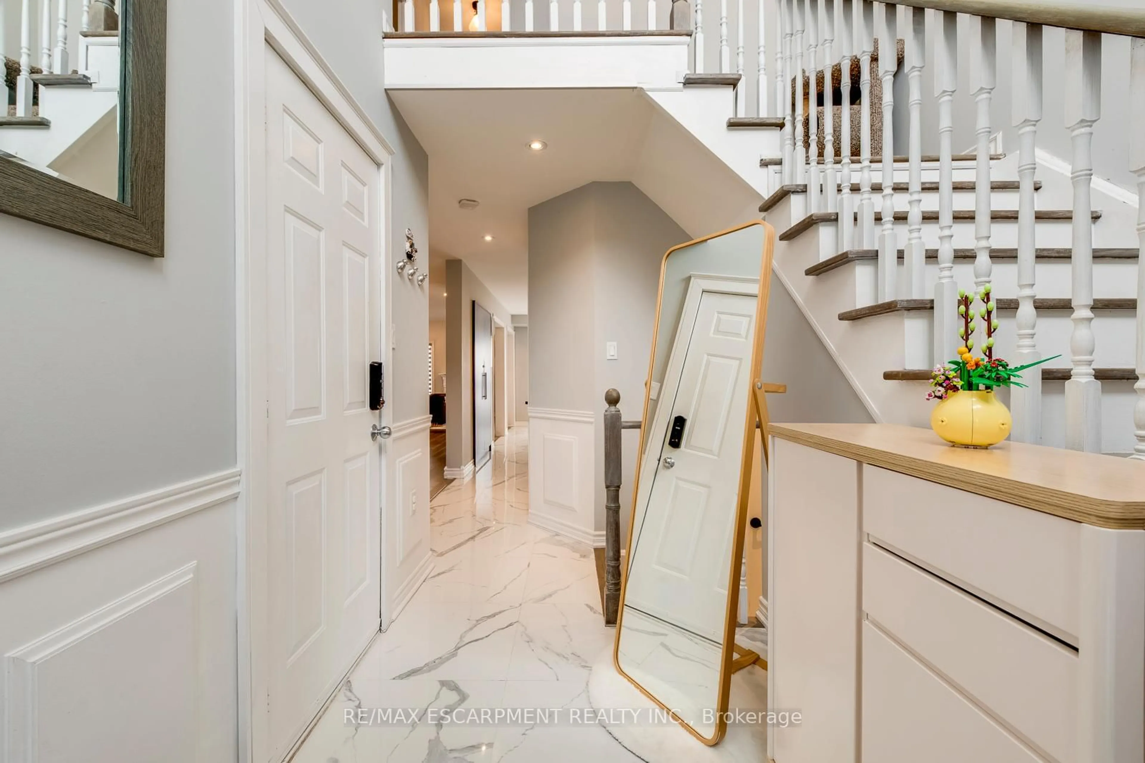Indoor entryway for 80 Beaverbrook Cres, Vaughan Ontario L6A 3T3