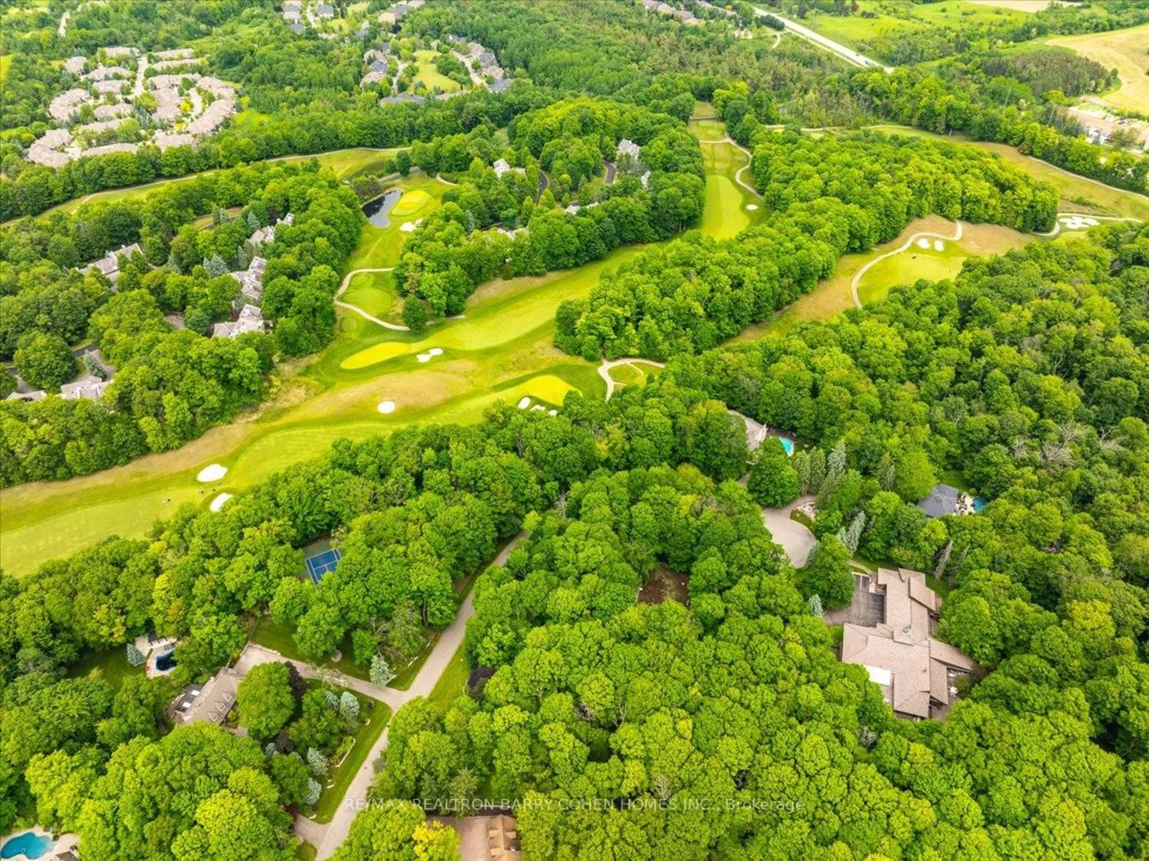 A pic from outside/outdoor area/front of a property/back of a property/a pic from drone, forest/trees view for 20 Woodsend Cres, Aurora Ontario L4G 6W6