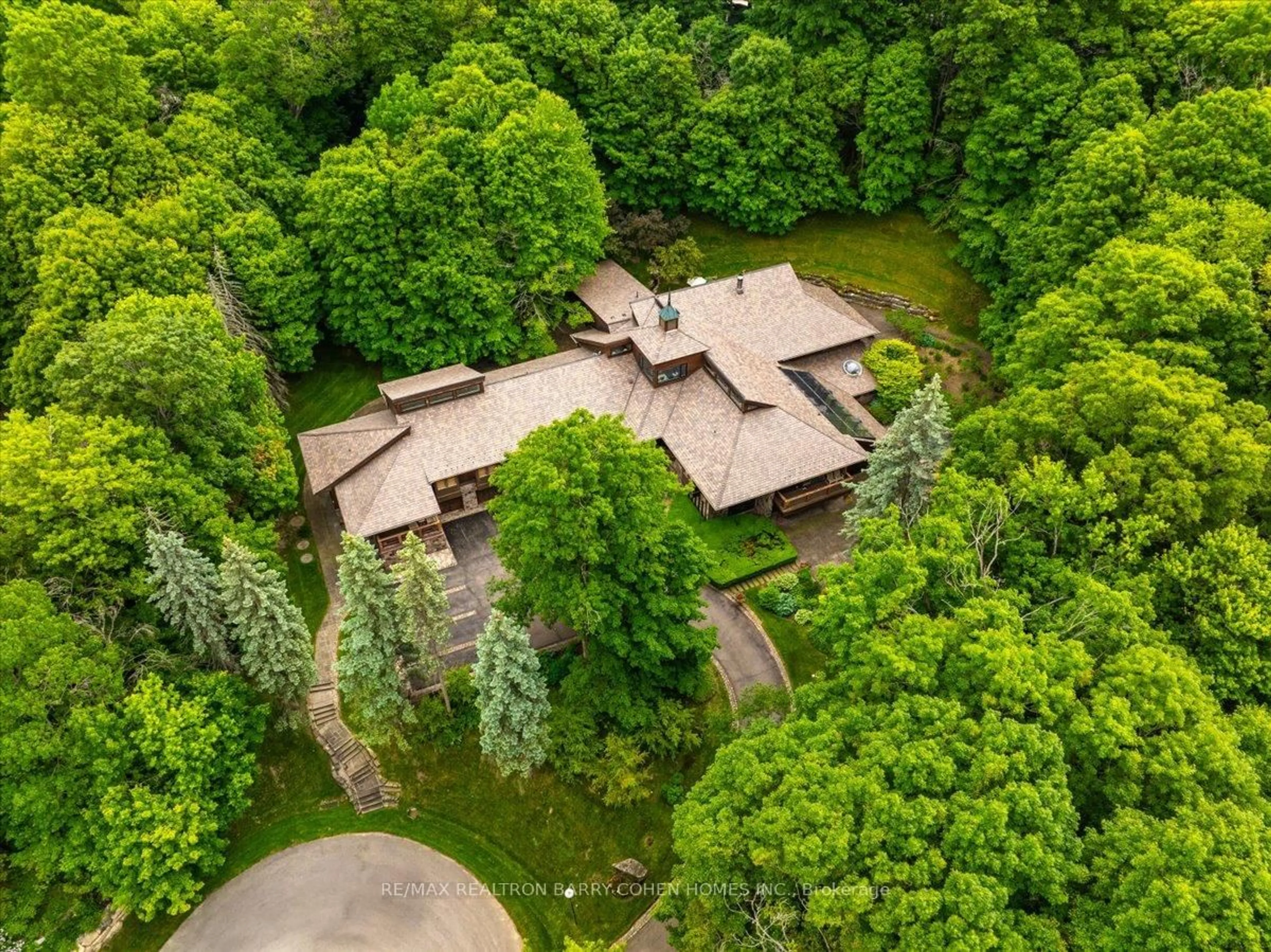 A pic from outside/outdoor area/front of a property/back of a property/a pic from drone, forest/trees view for 20 Woodsend Cres, Aurora Ontario L4G 6W6