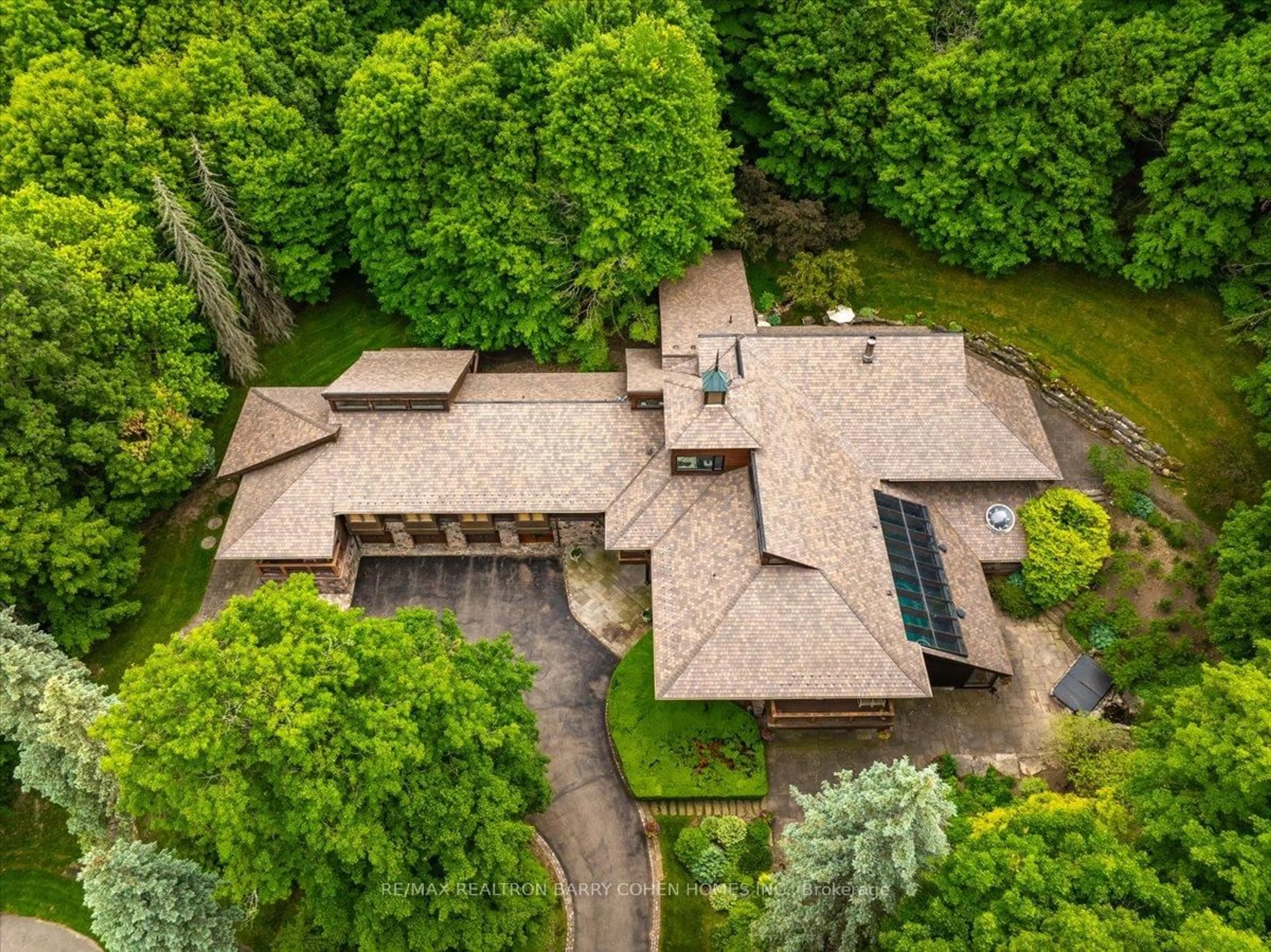 A pic from outside/outdoor area/front of a property/back of a property/a pic from drone, unknown for 20 Woodsend Cres, Aurora Ontario L4G 6W6