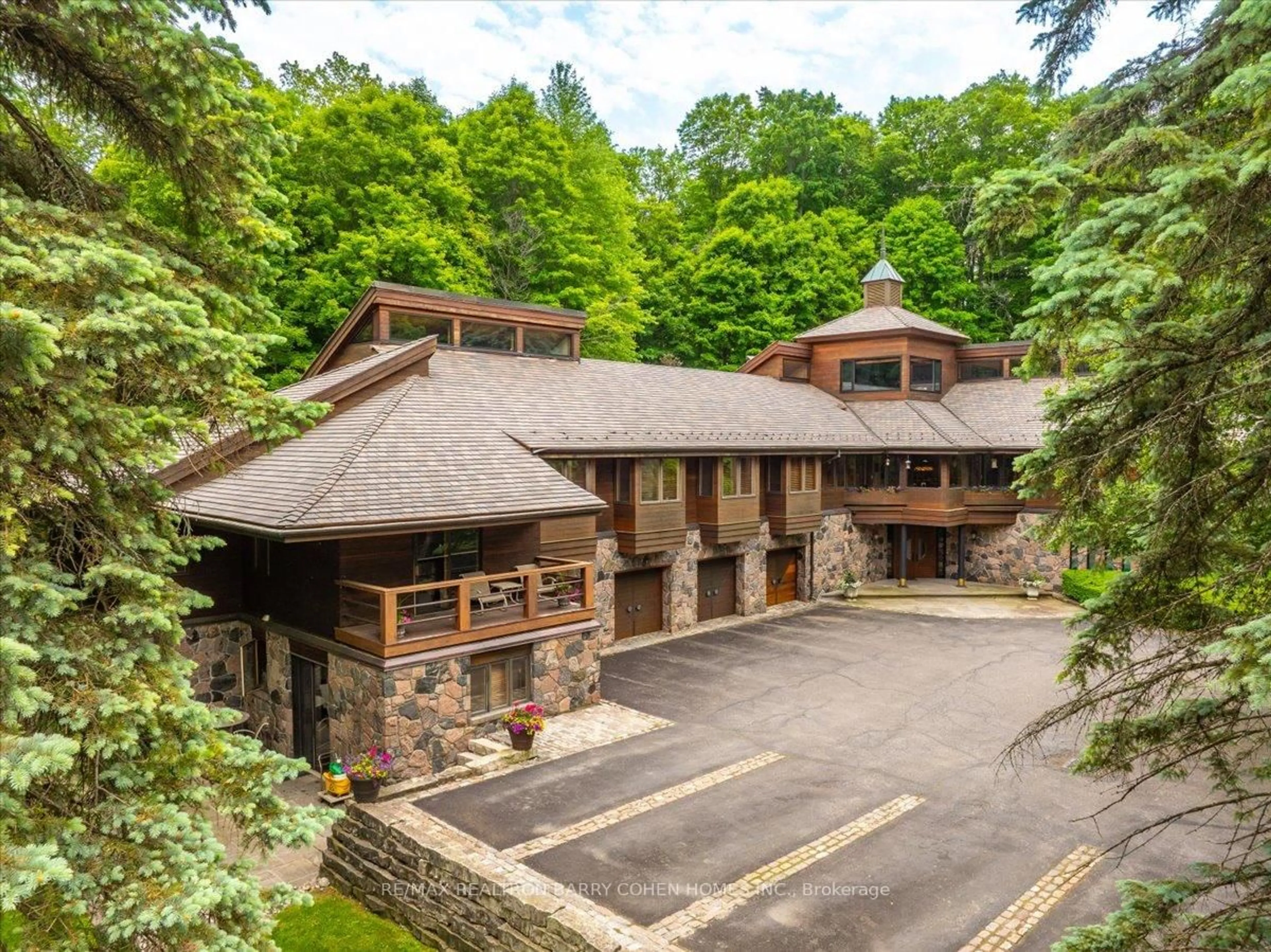 A pic from outside/outdoor area/front of a property/back of a property/a pic from drone, unknown for 20 Woodsend Cres, Aurora Ontario L4G 6W6