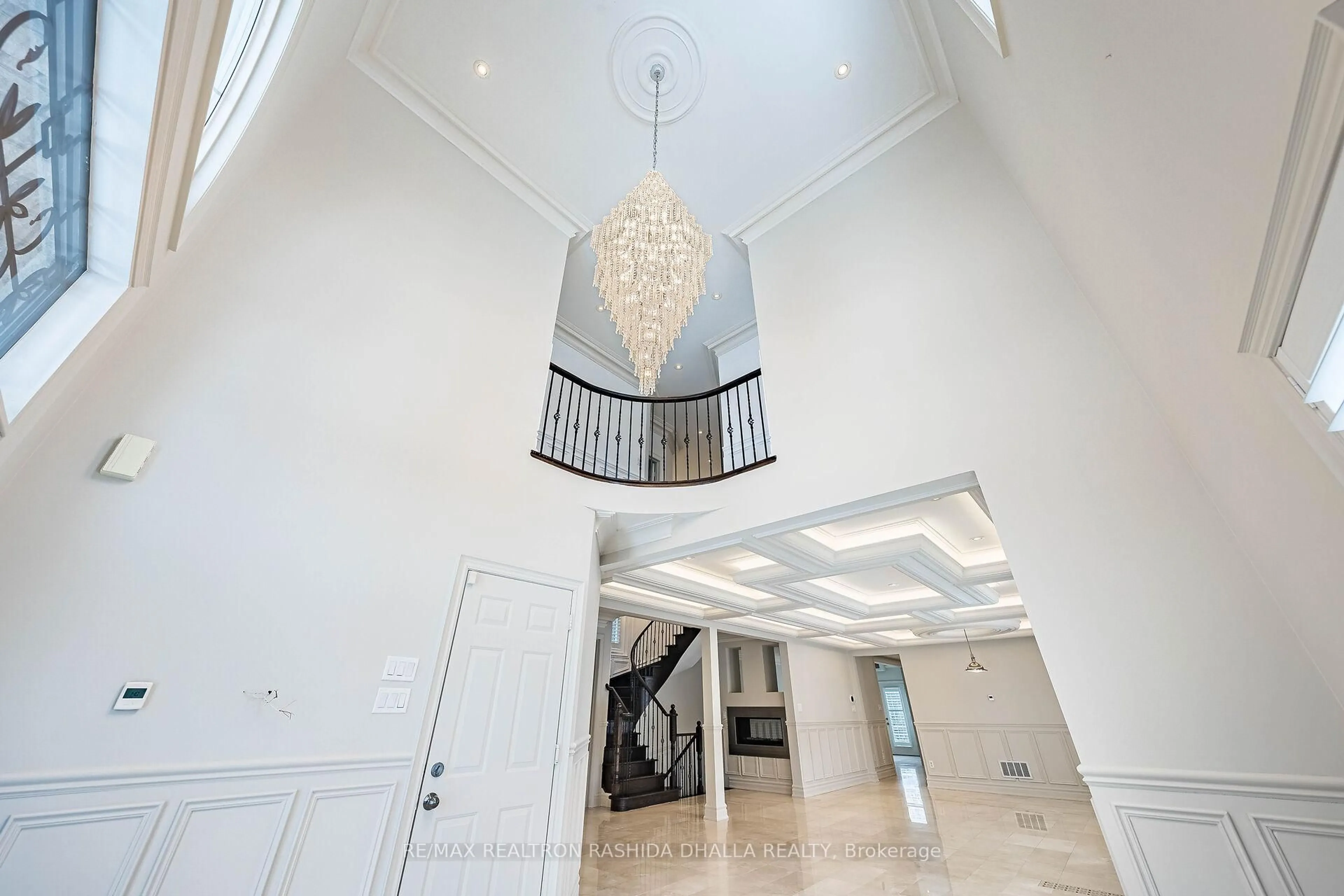 Indoor foyer for 98 Ner Israel Dr, Vaughan Ontario L4J 9L1