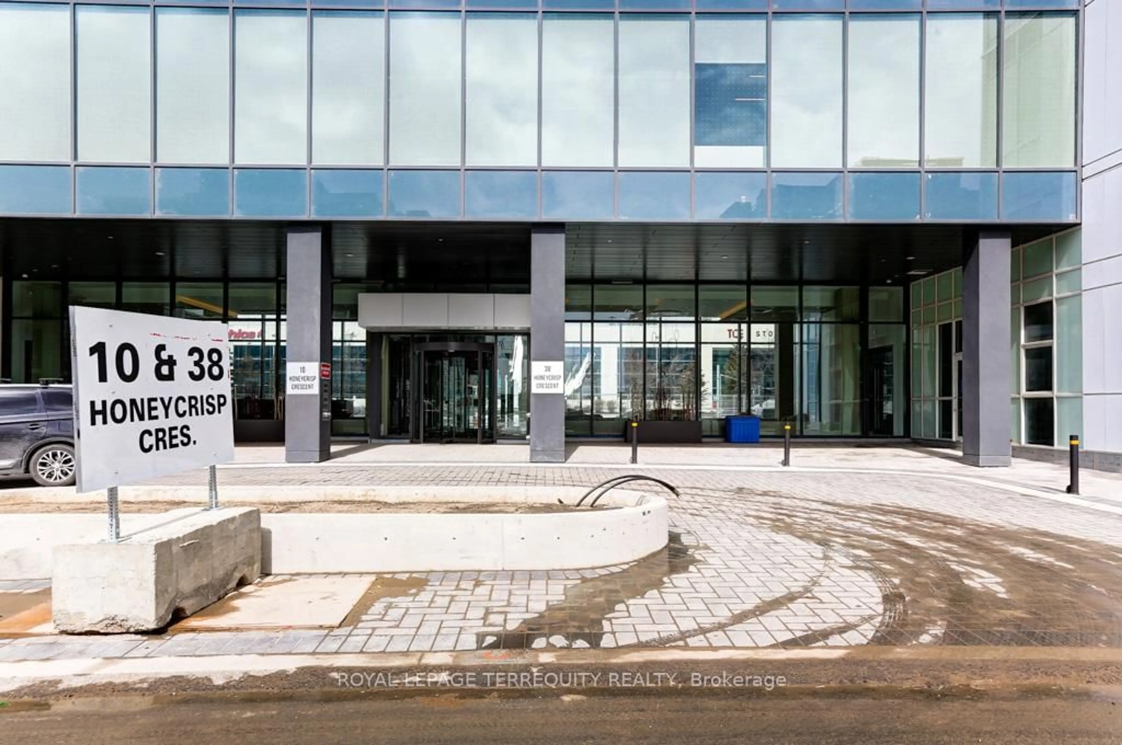 Indoor foyer for 38 Honeycrisp Cres #607, Vaughan Ontario L4K 0M8