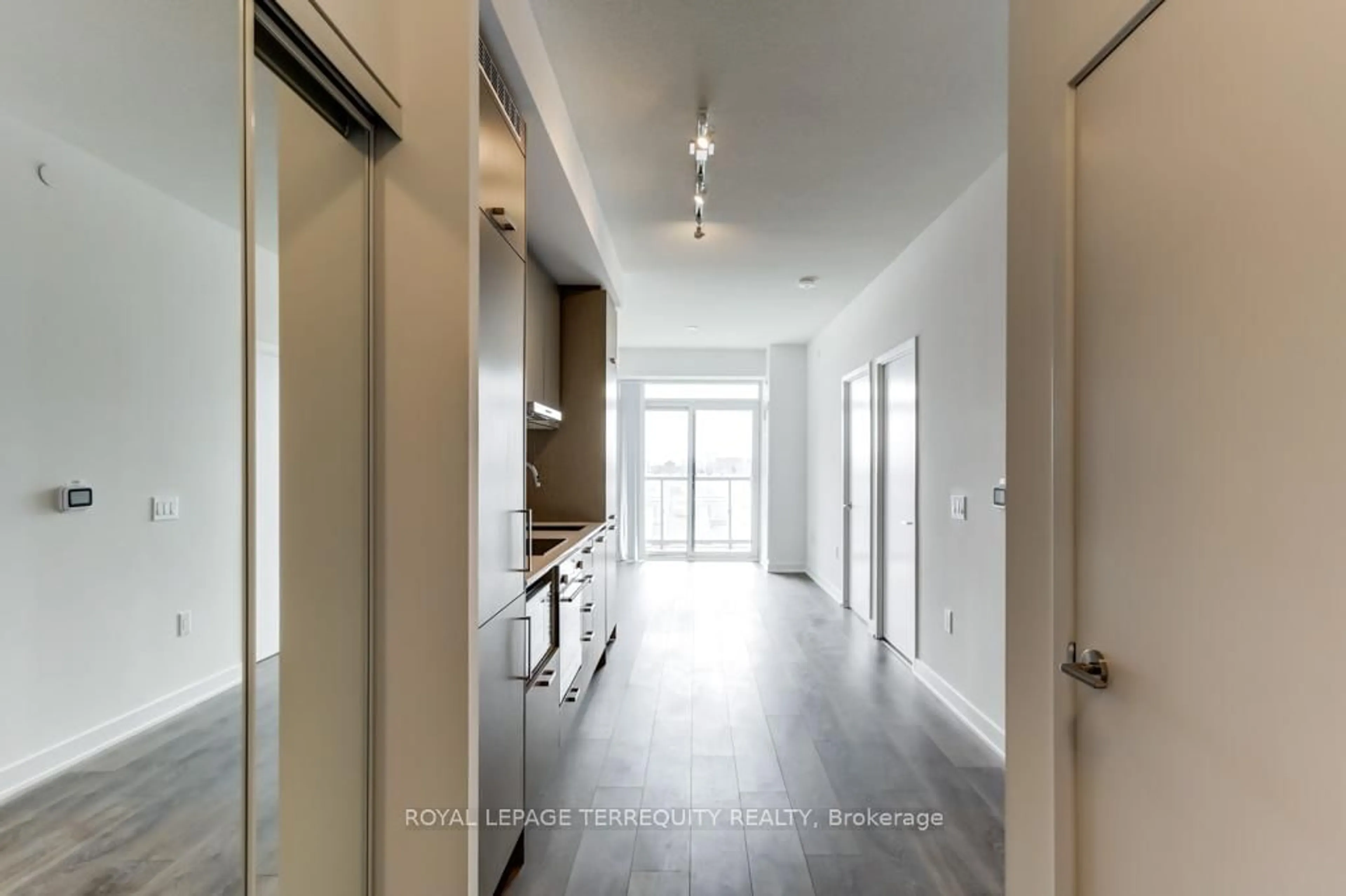 Indoor entryway for 38 Honeycrisp Cres #607, Vaughan Ontario L4K 0M8