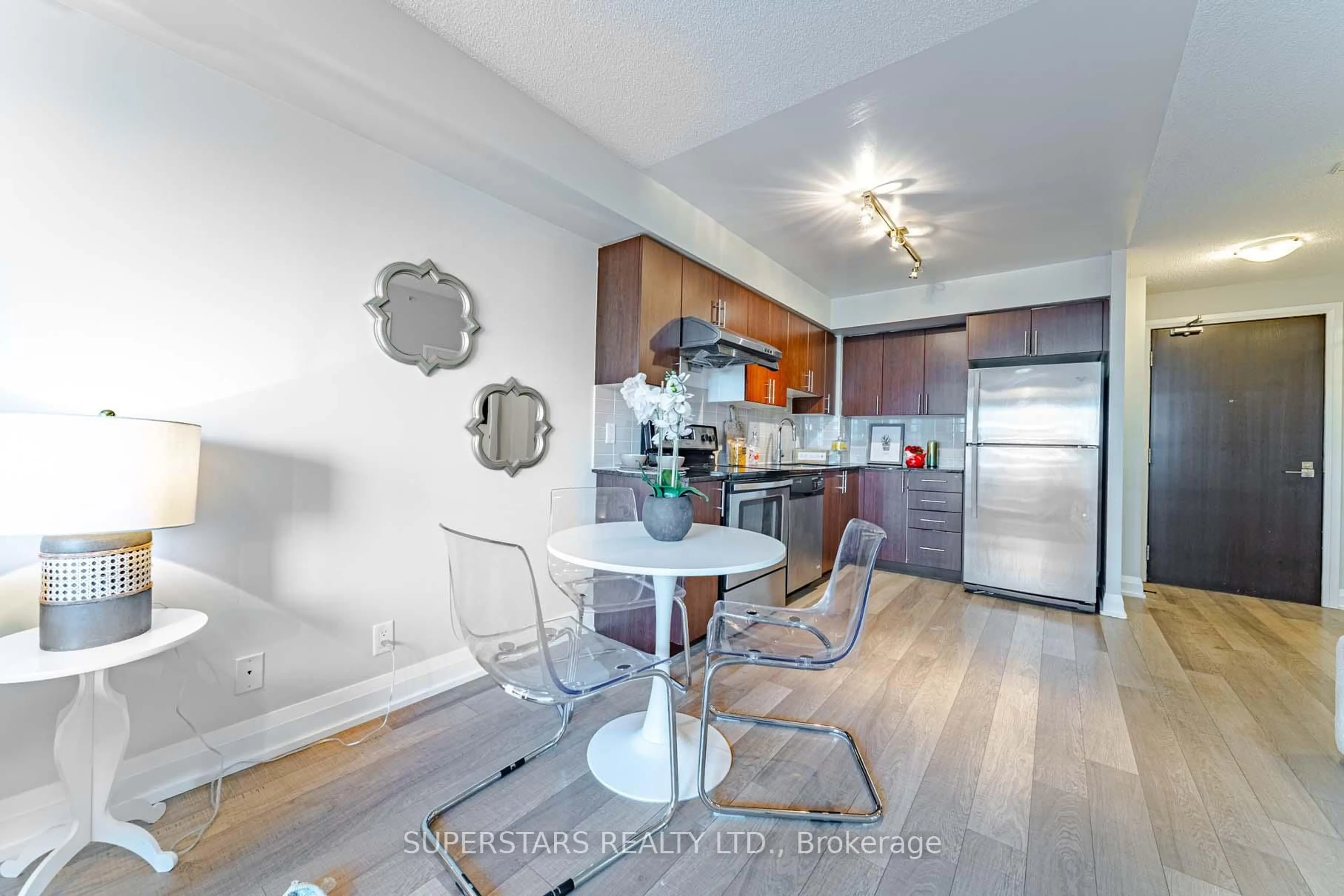 Open concept kitchen, wood/laminate floor for 372 Highway 7 #516, Richmond Hill Ontario L4B 0C6