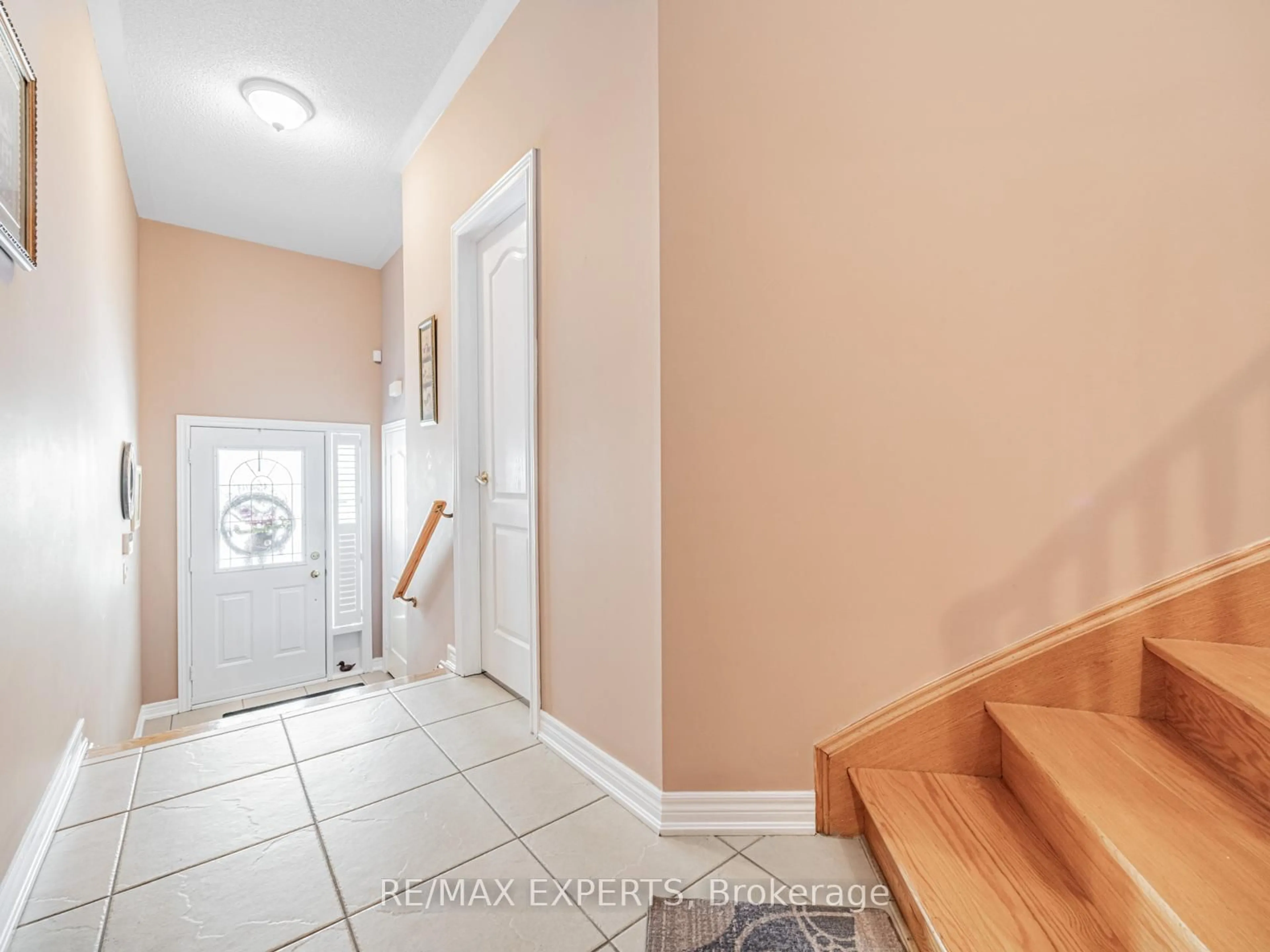 Indoor entryway for 97 Diploma Ave, Vaughan Ontario L4H 3A6