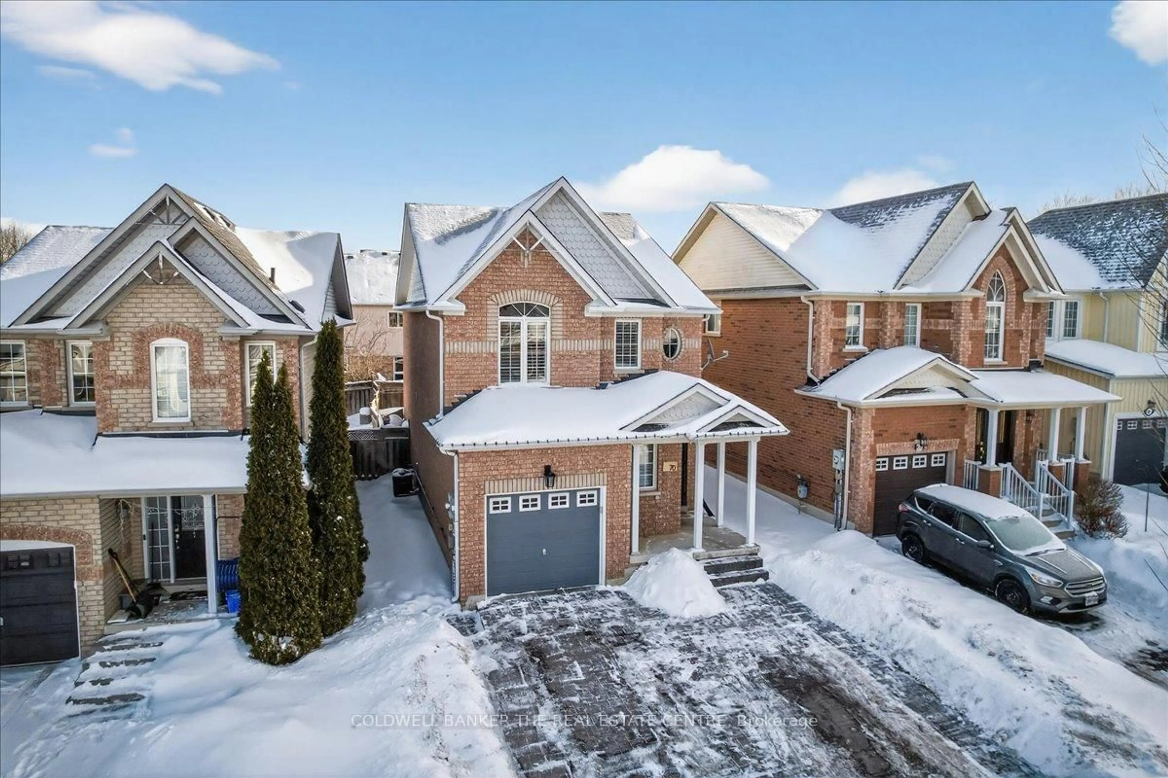 A pic from outside/outdoor area/front of a property/back of a property/a pic from drone, street for 70 Margaret Graham Cres, East Gwillimbury Ontario L0G 1M0