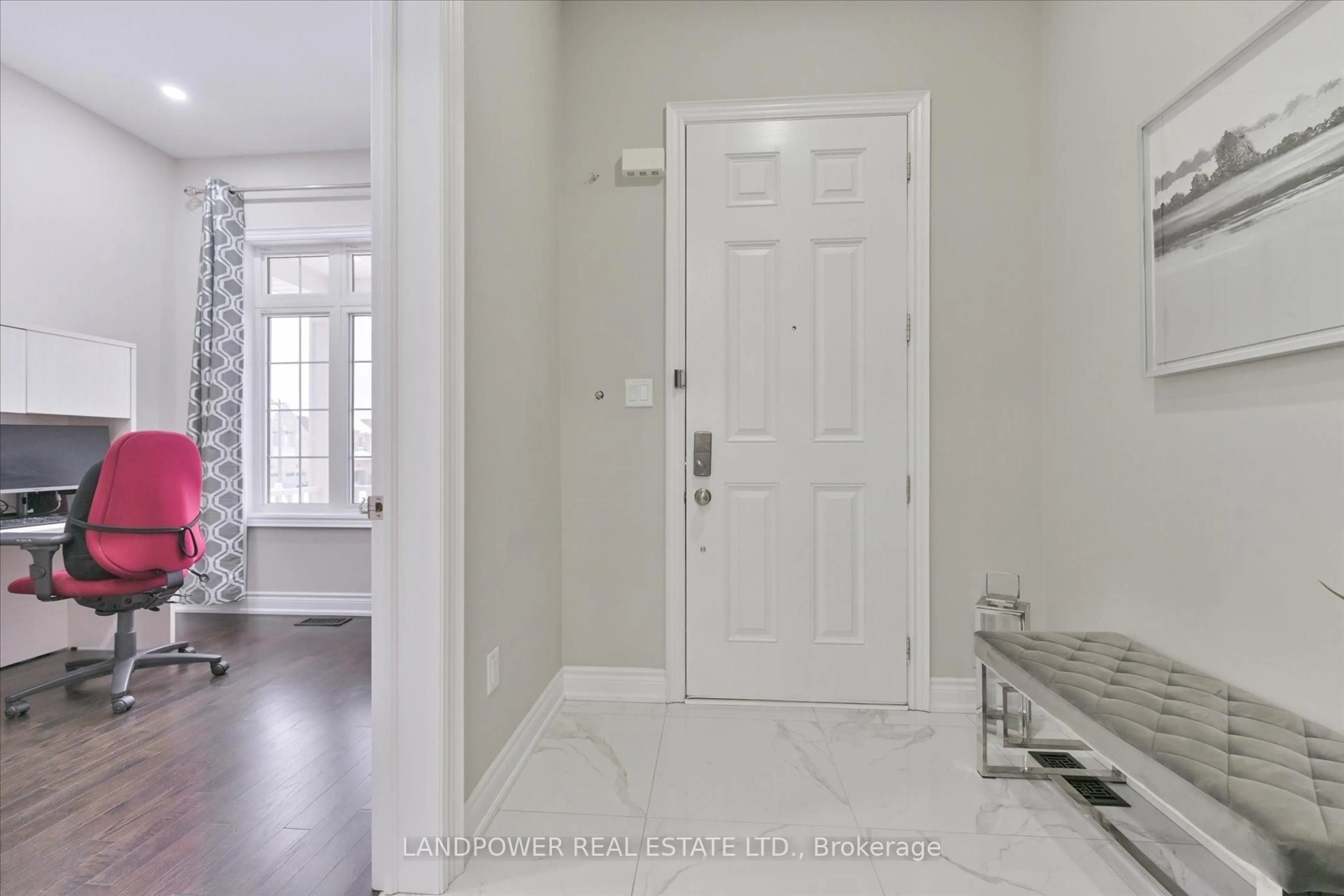 Indoor entryway for 20 Tesla Cres, East Gwillimbury Ontario L9N 0T3