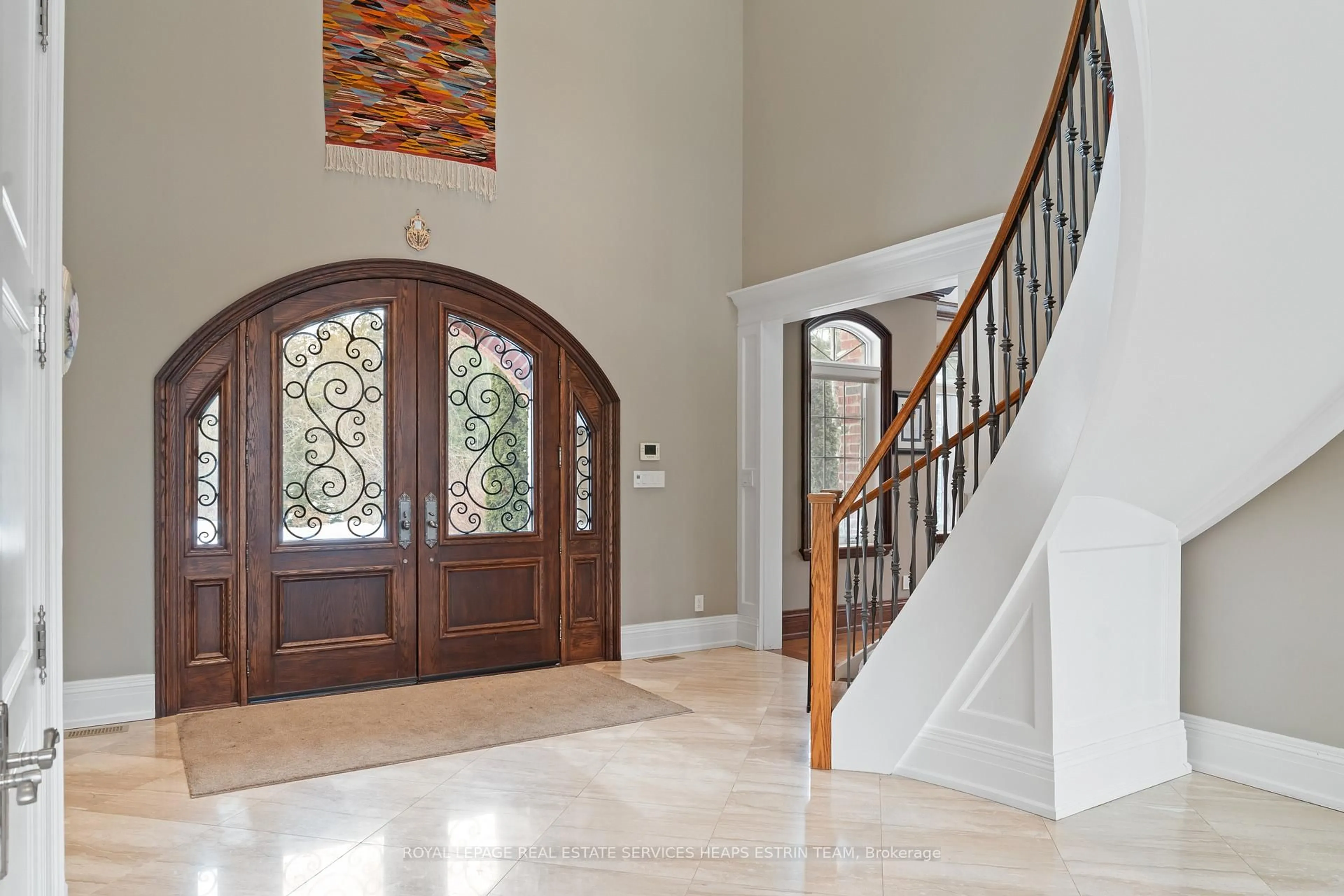 Indoor entryway for 206 Churchill Ave, King Ontario L7B 0G9