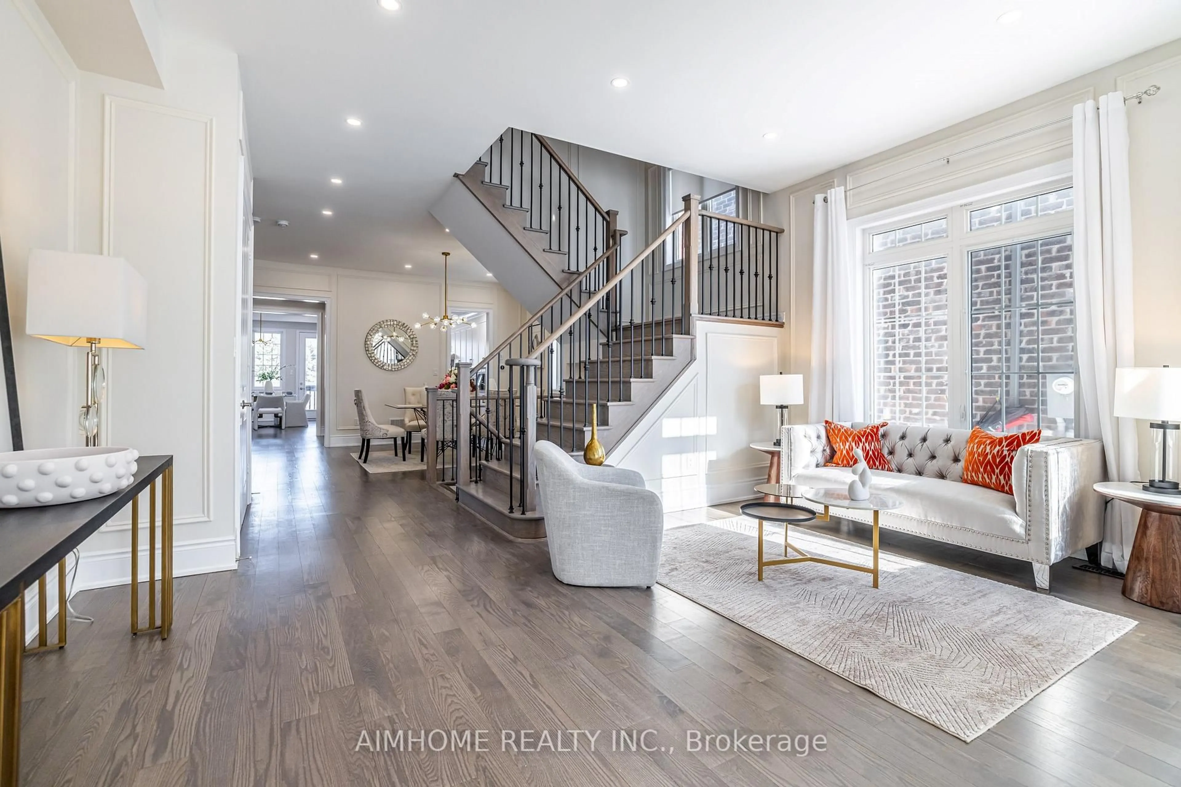 Indoor entryway for 122 Scrivener Dr, Aurora Ontario L4G 0Y8