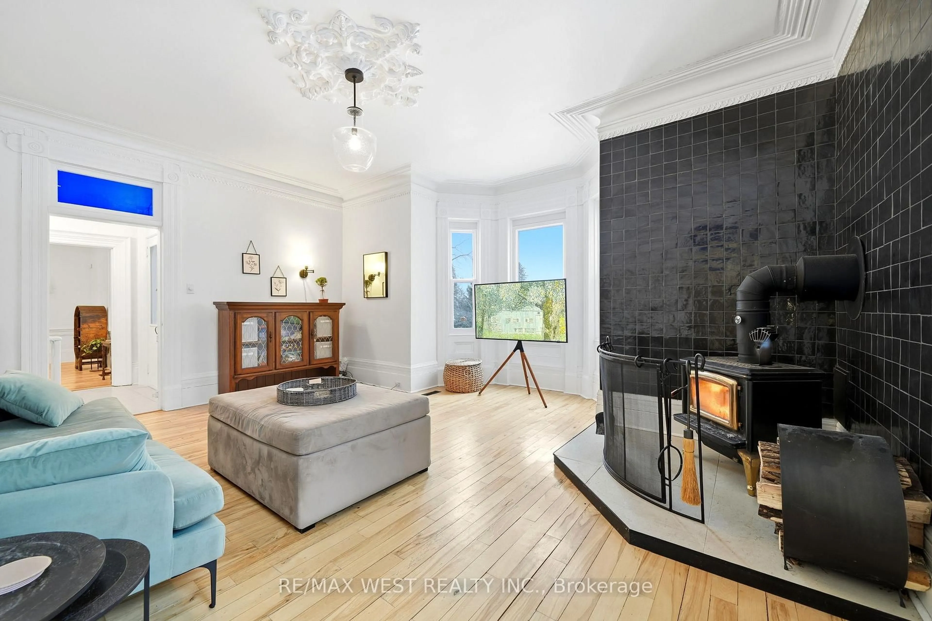 Living room with furniture, unknown for 5994 Concession Rd 2, Adjala-Tosorontio Ontario L0M 1J0