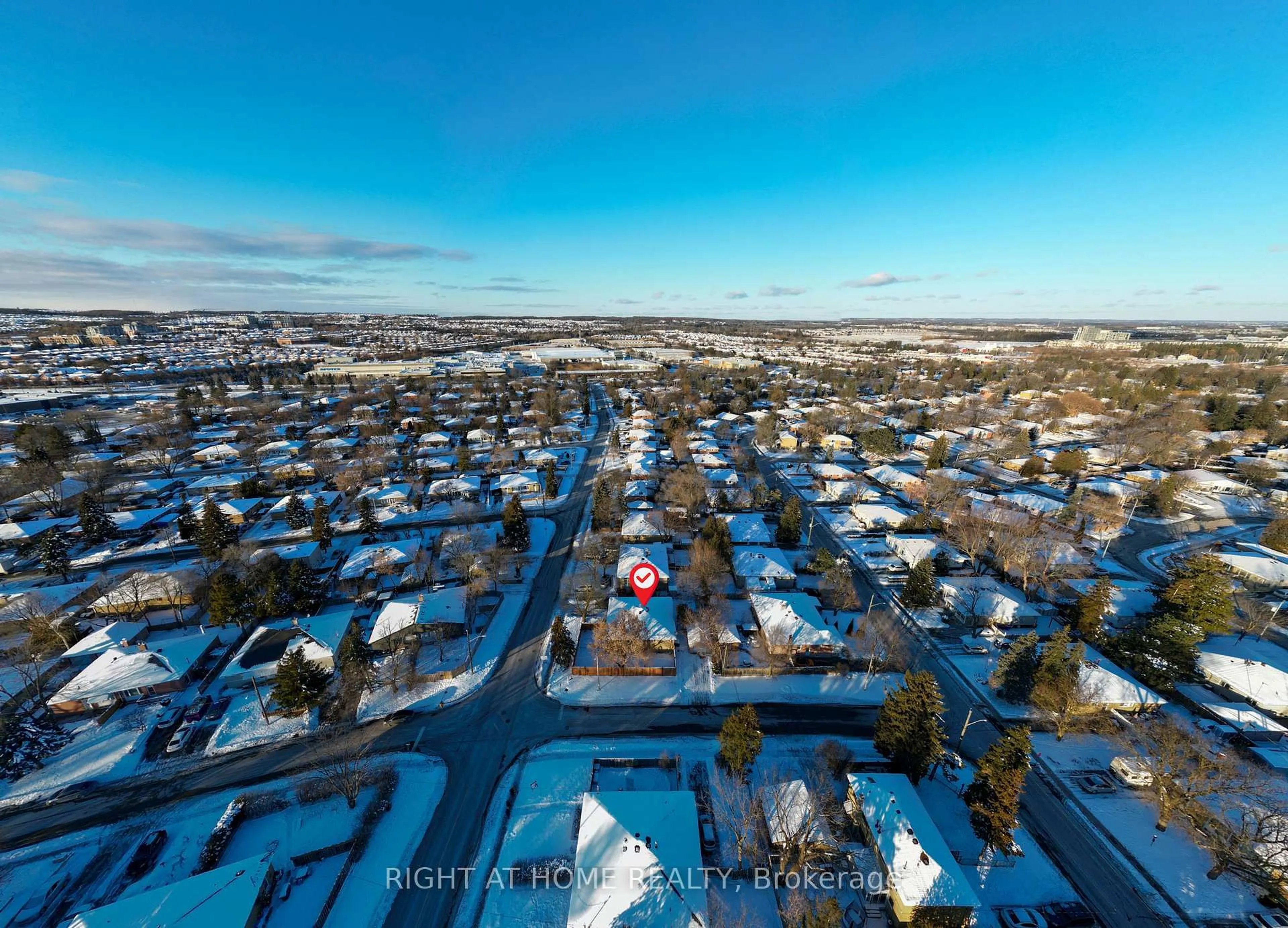 A pic from outside/outdoor area/front of a property/back of a property/a pic from drone, street for 303 Blue Grass Blvd, Richmond Hill Ontario L4C 3H3