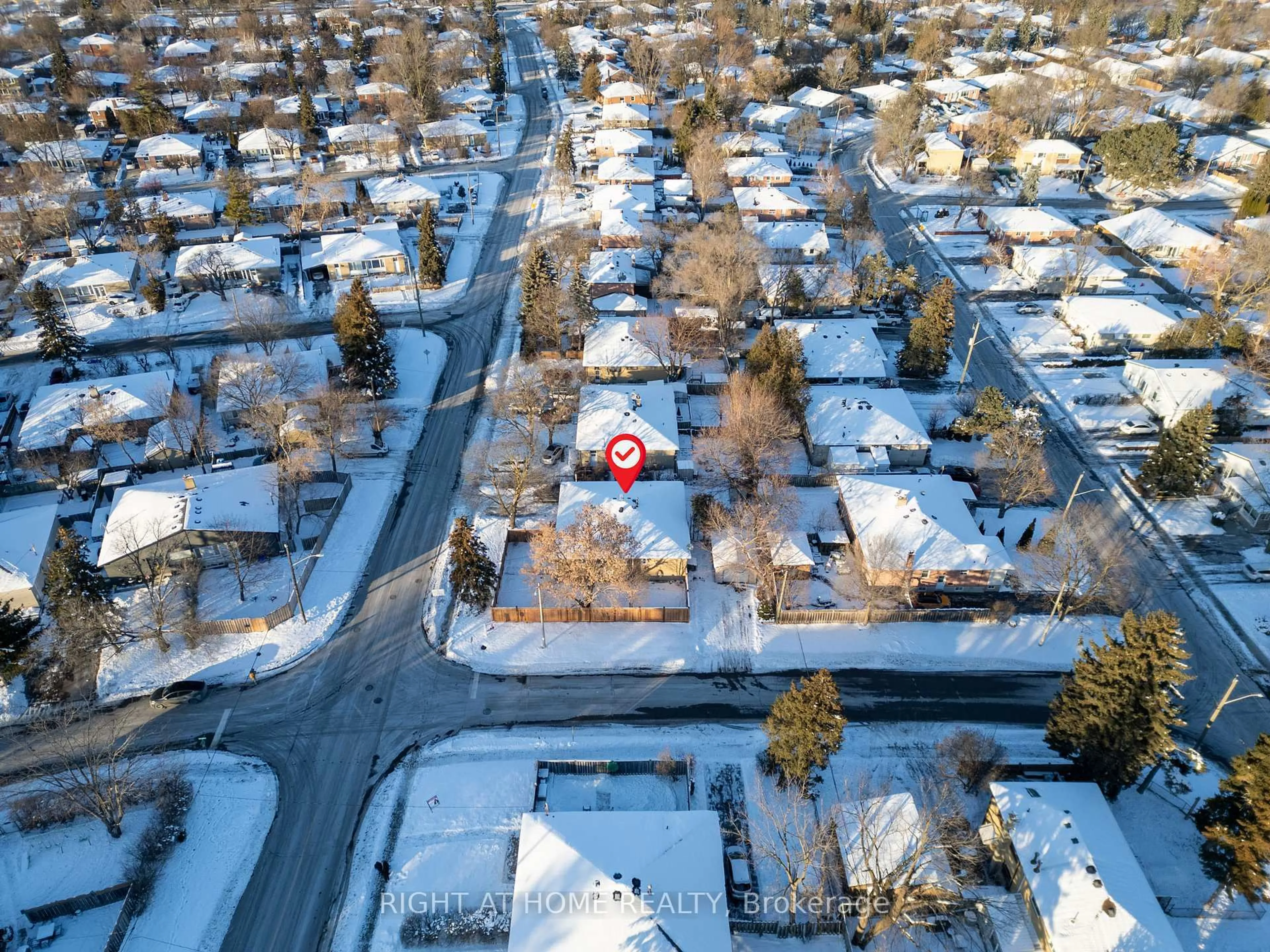 A pic from outside/outdoor area/front of a property/back of a property/a pic from drone, street for 303 Blue Grass Blvd, Richmond Hill Ontario L4C 3H3