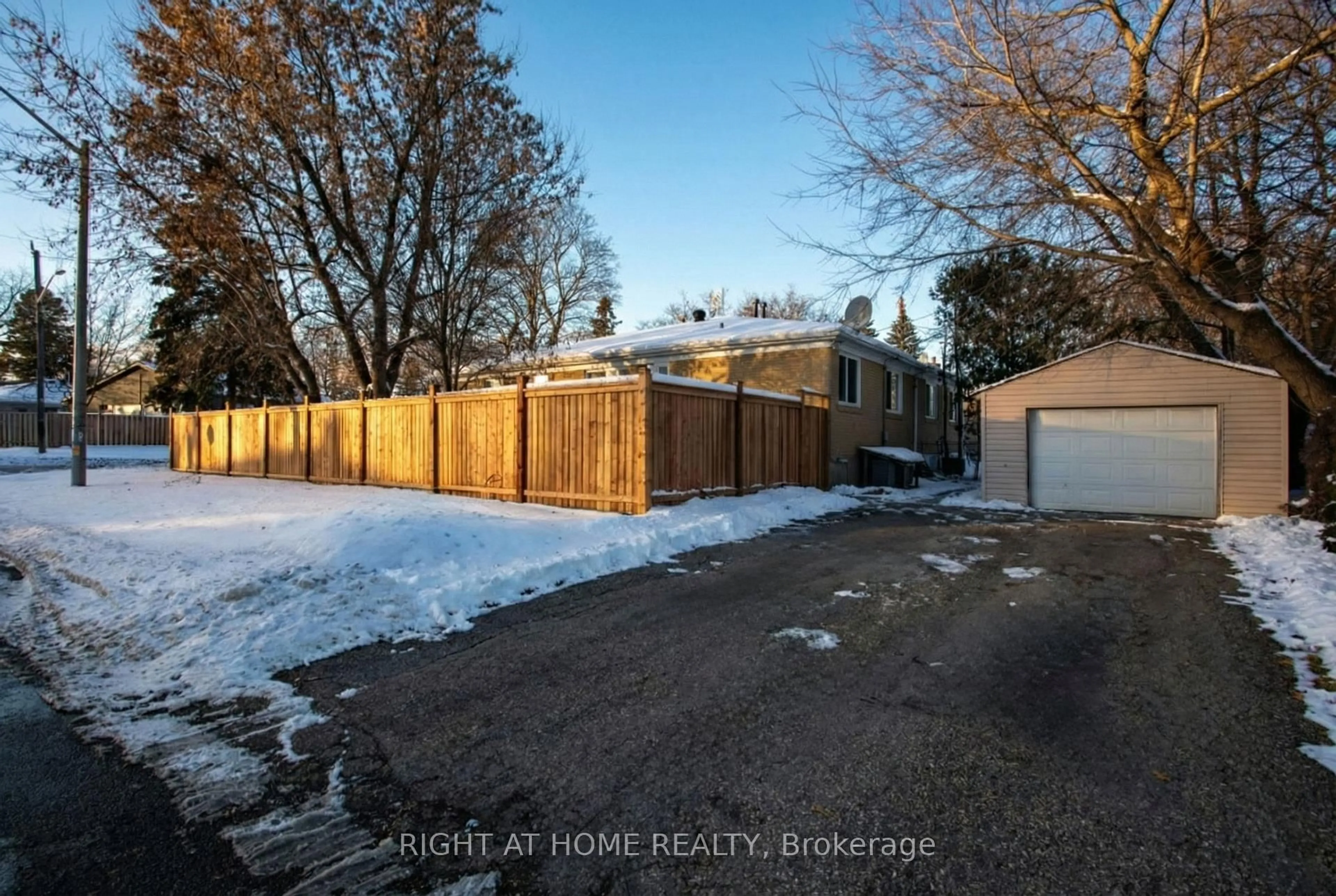 A pic from outside/outdoor area/front of a property/back of a property/a pic from drone, street for 303 Blue Grass Blvd, Richmond Hill Ontario L4C 3H3