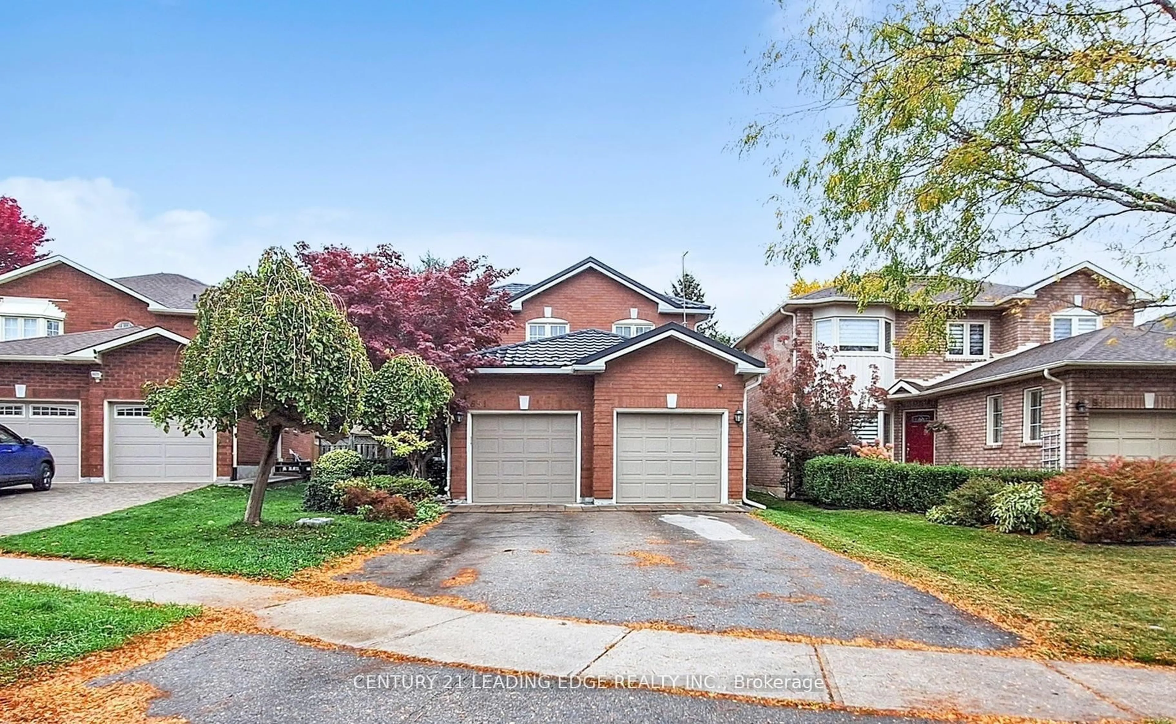 Home with brick exterior material, street for 851 Hilton Blvd, Newmarket Ontario L3X 2H7