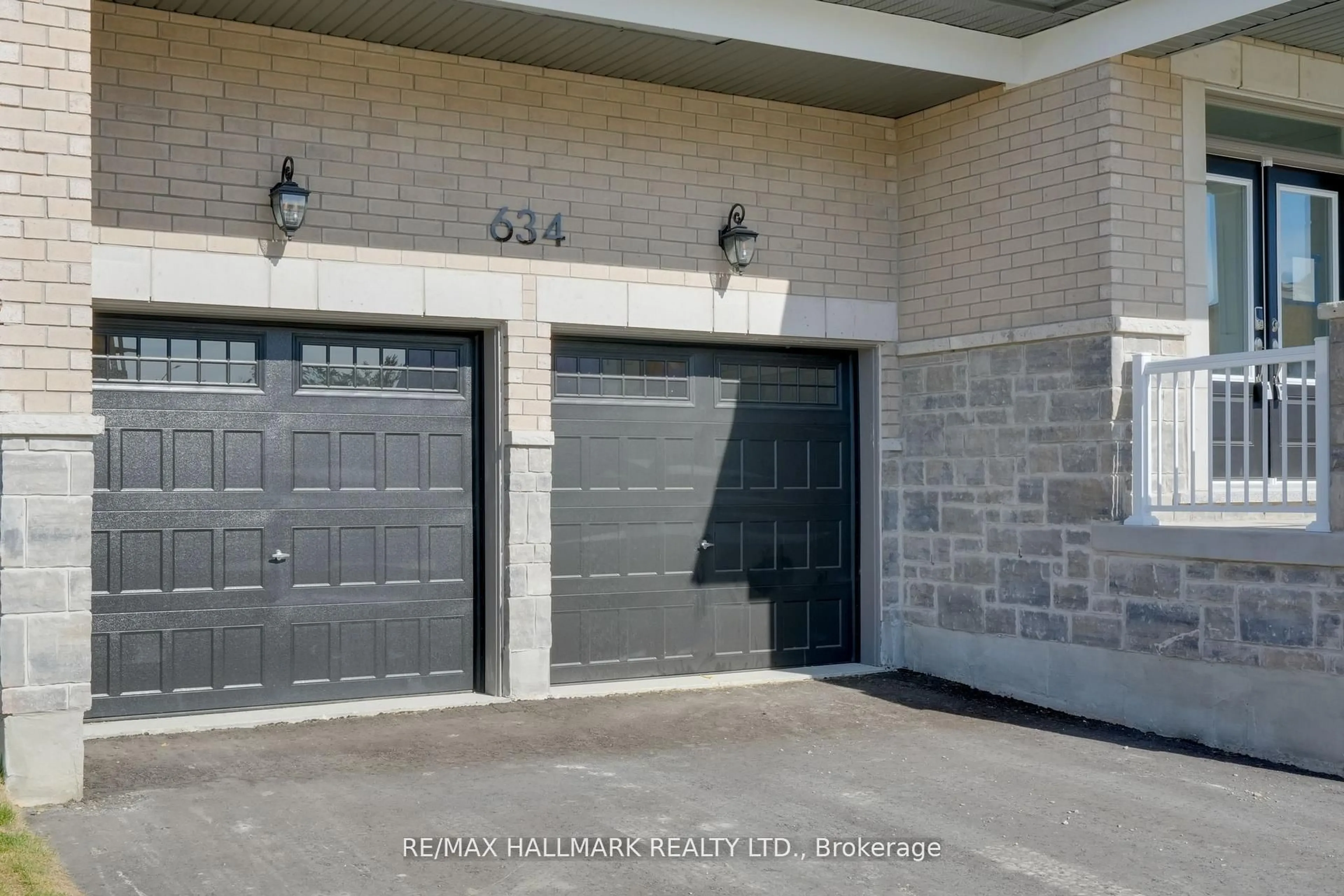 Indoor garage for 634 Newlove St, Innisfil Ontario L9S 0S2