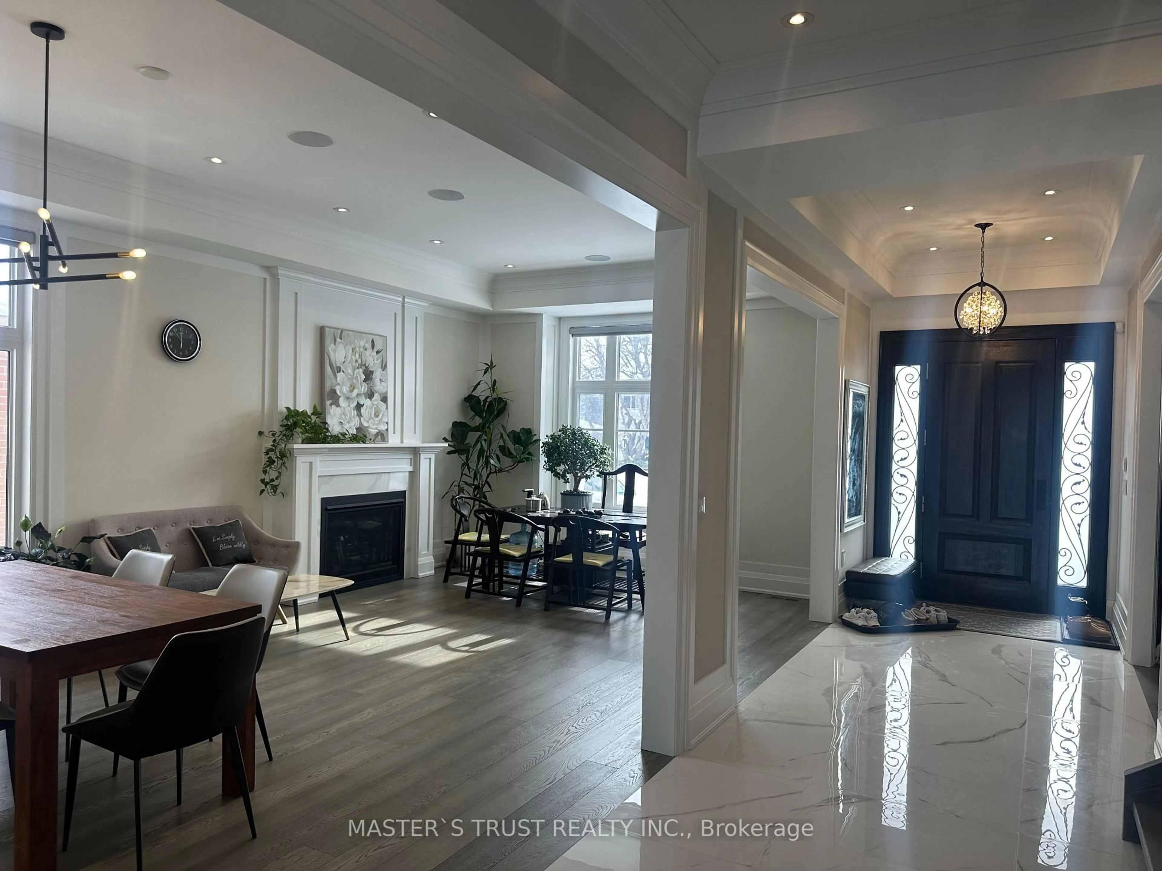 Indoor foyer for 140 Sherwood Forest Dr, Markham Ontario L3P 1R3