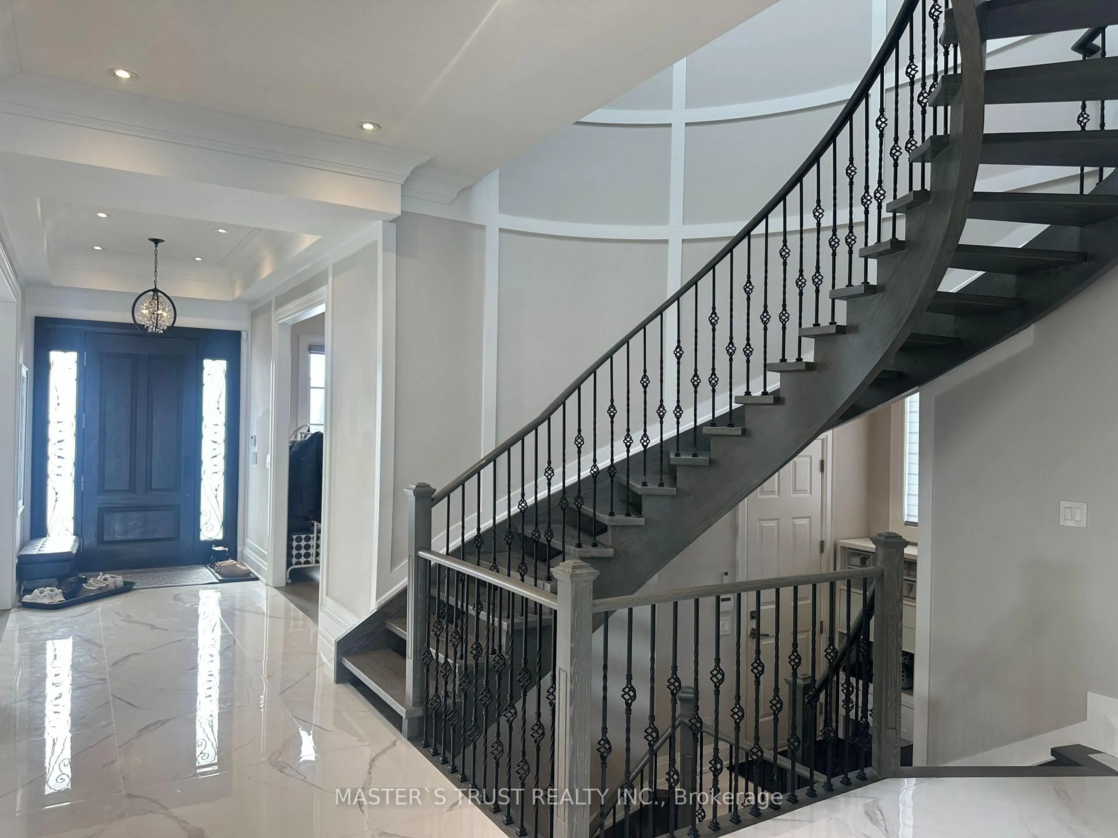 Indoor foyer for 140 Sherwood Forest Dr, Markham Ontario L3P 1R3