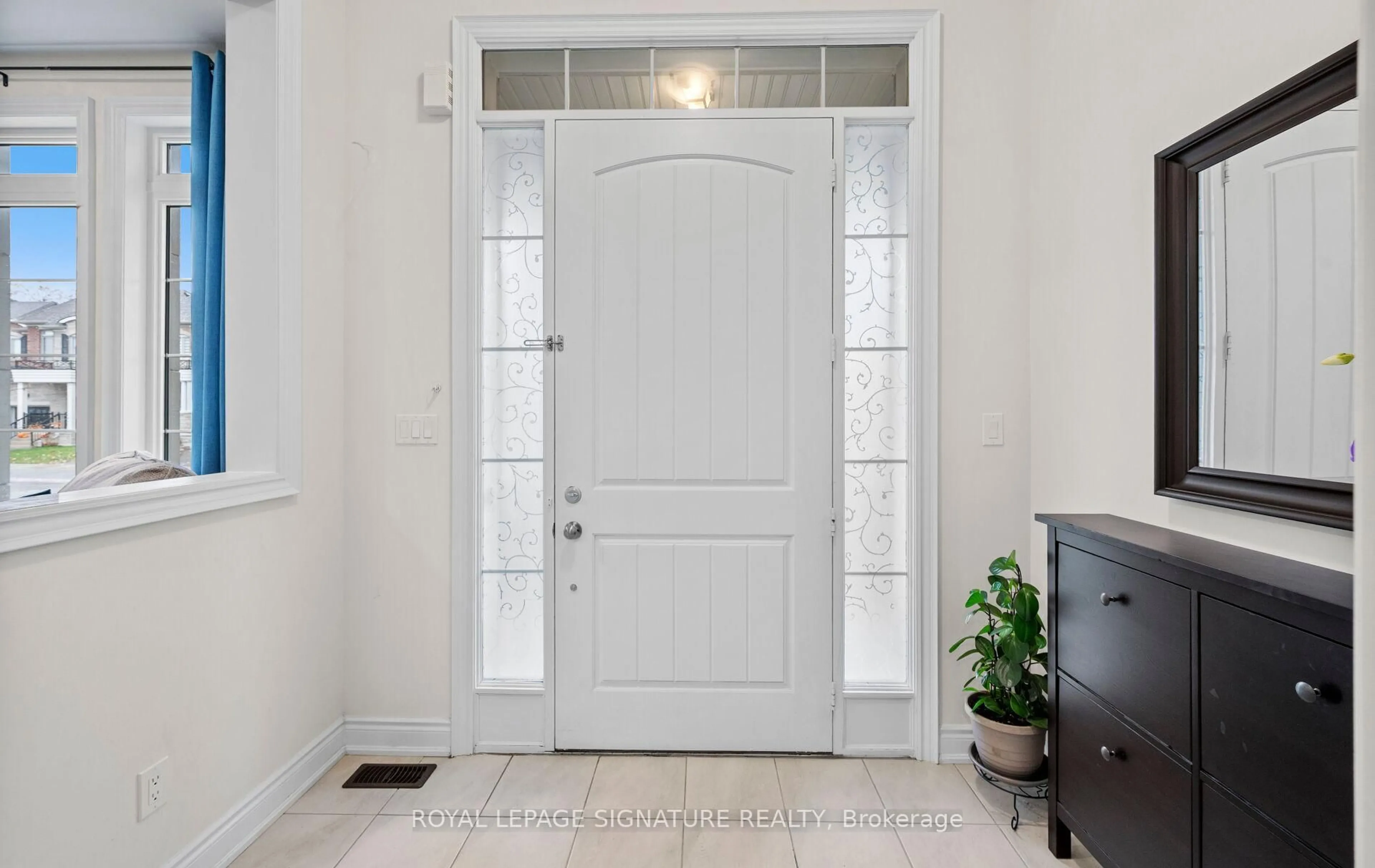 Indoor entryway for 35 Clara May Ave, East Gwillimbury Ontario L9N 0R4