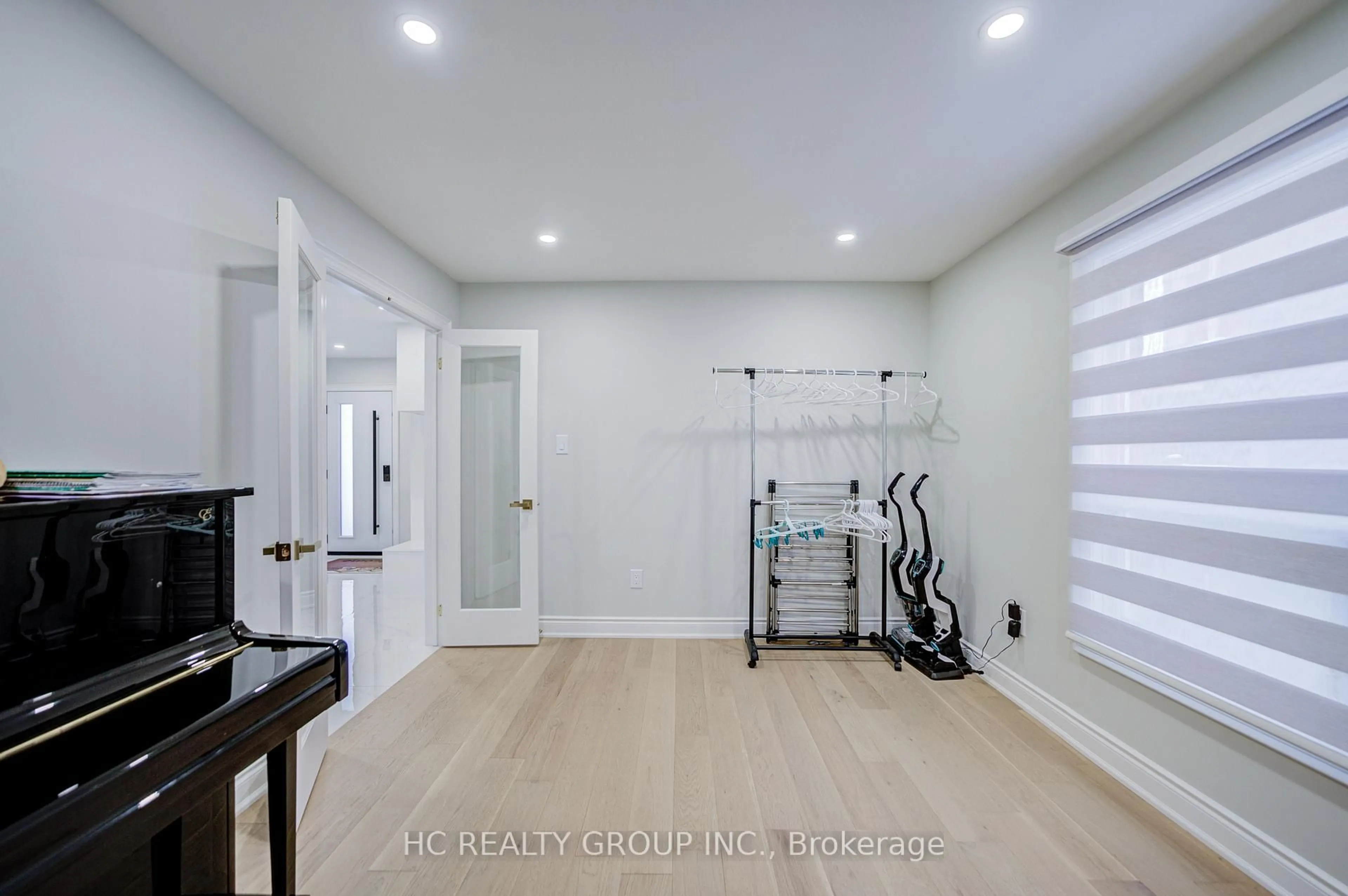 Indoor entryway for 27 Corby Rd, Markham Ontario L3R 8M8