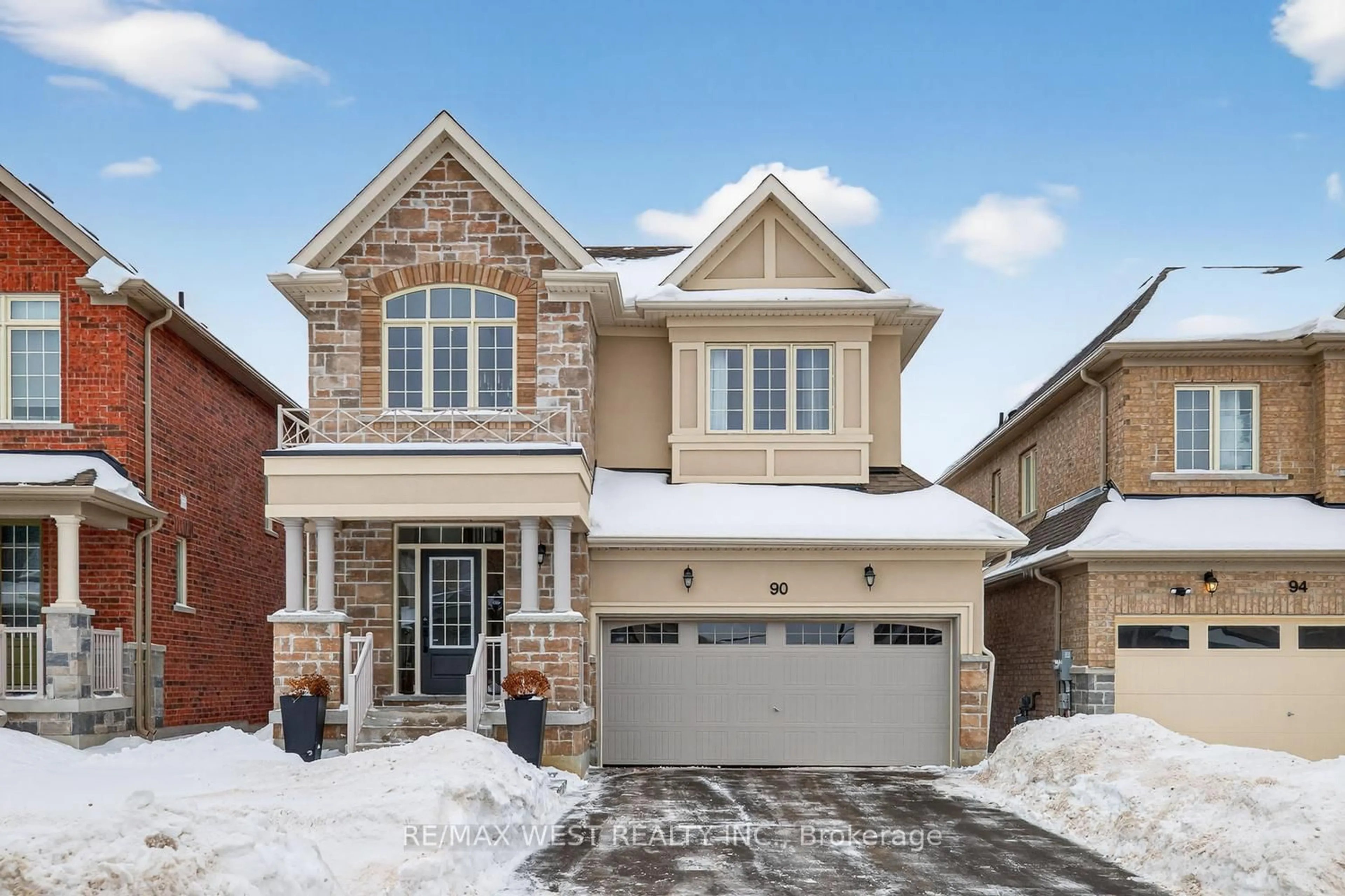 Home with brick exterior material, street for 90 Watershed Gate, East Gwillimbury Ontario L9N 0Y2