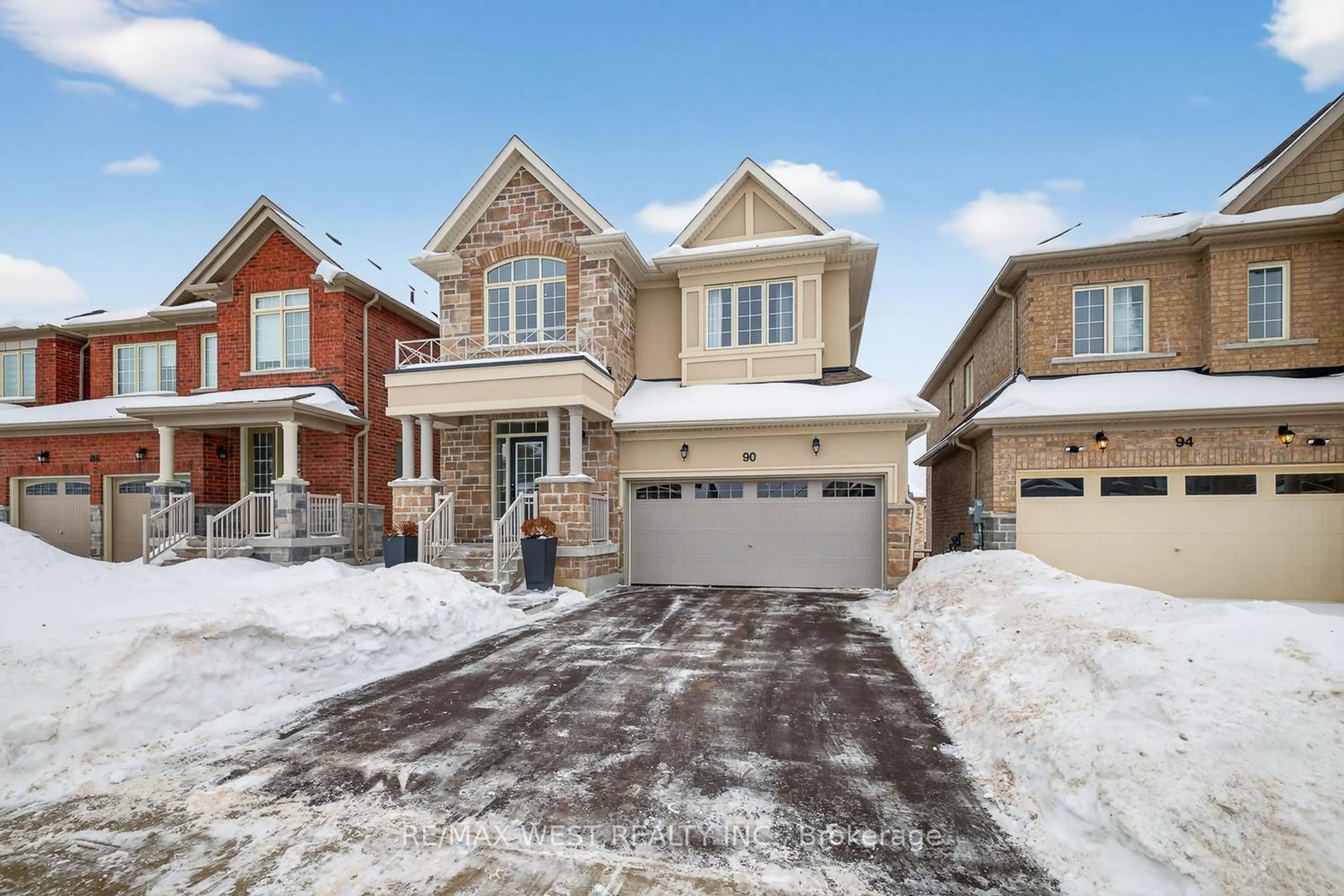 Home with brick exterior material, street for 90 Watershed Gate, East Gwillimbury Ontario L9N 0Y2
