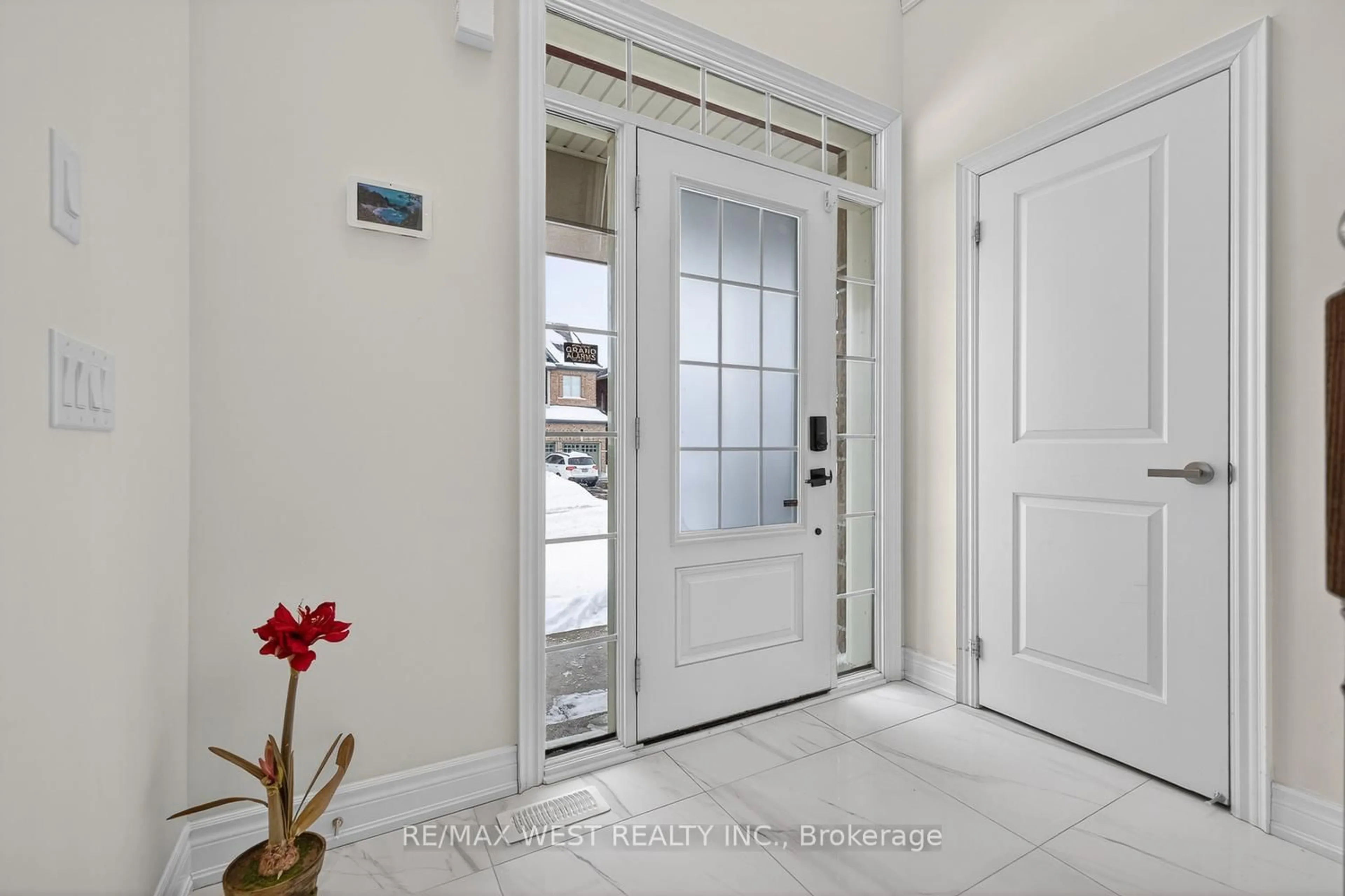 Indoor entryway for 90 Watershed Gate, East Gwillimbury Ontario L9N 0Y2