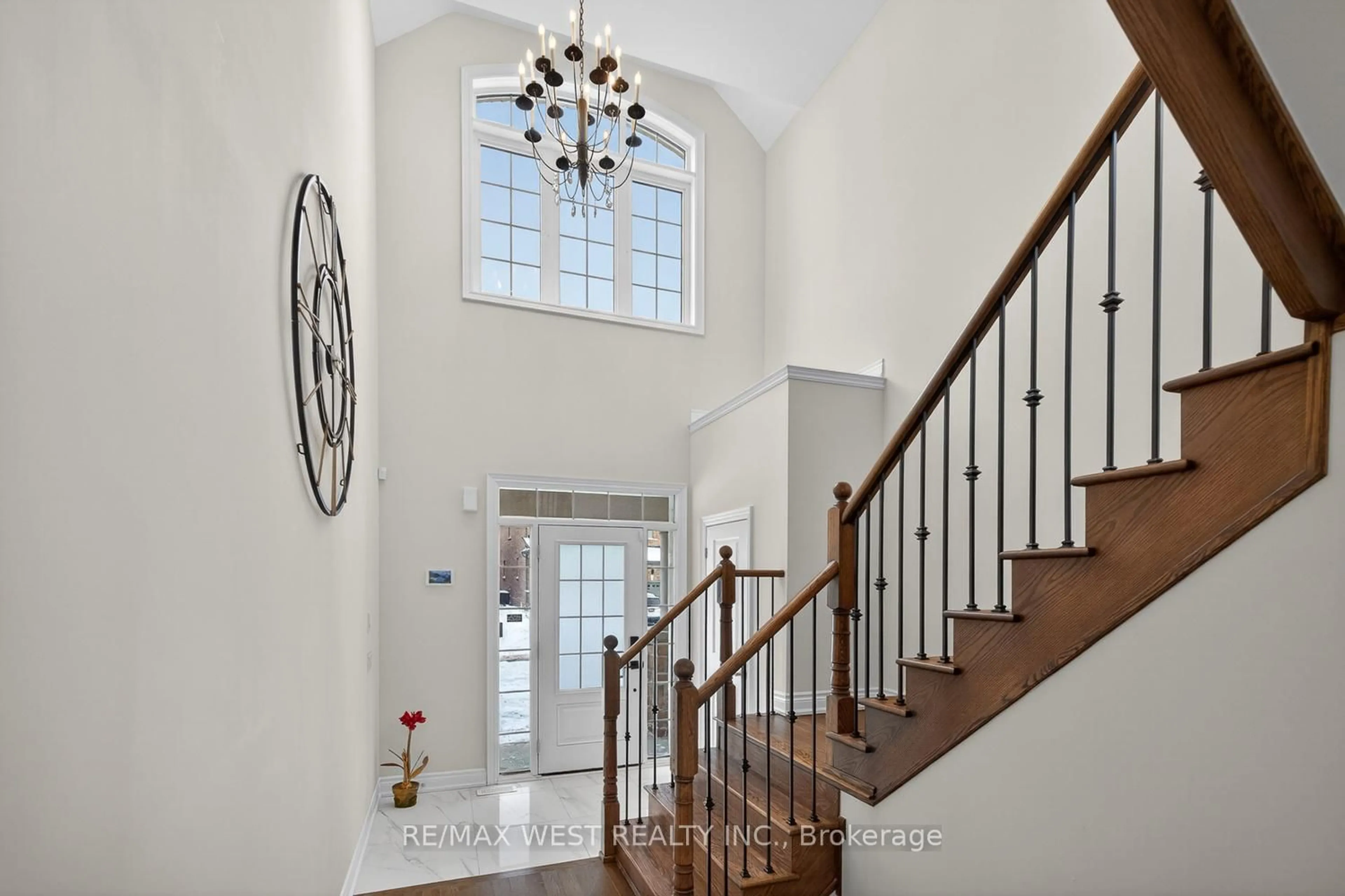 Indoor foyer for 90 Watershed Gate, East Gwillimbury Ontario L9N 0Y2