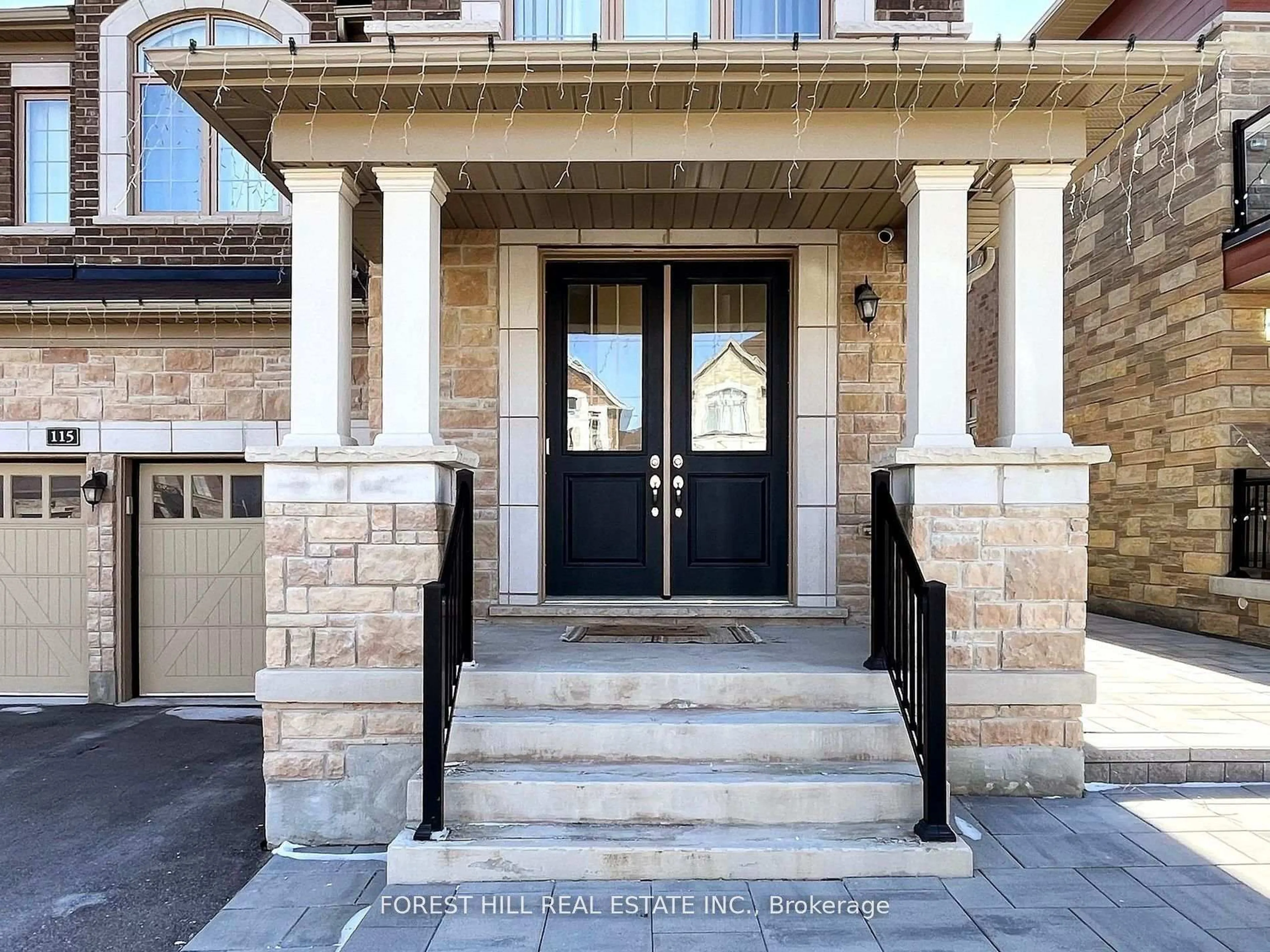 Indoor entryway for 115 Beckett Ave, East Gwillimbury Ontario L9N 0S6